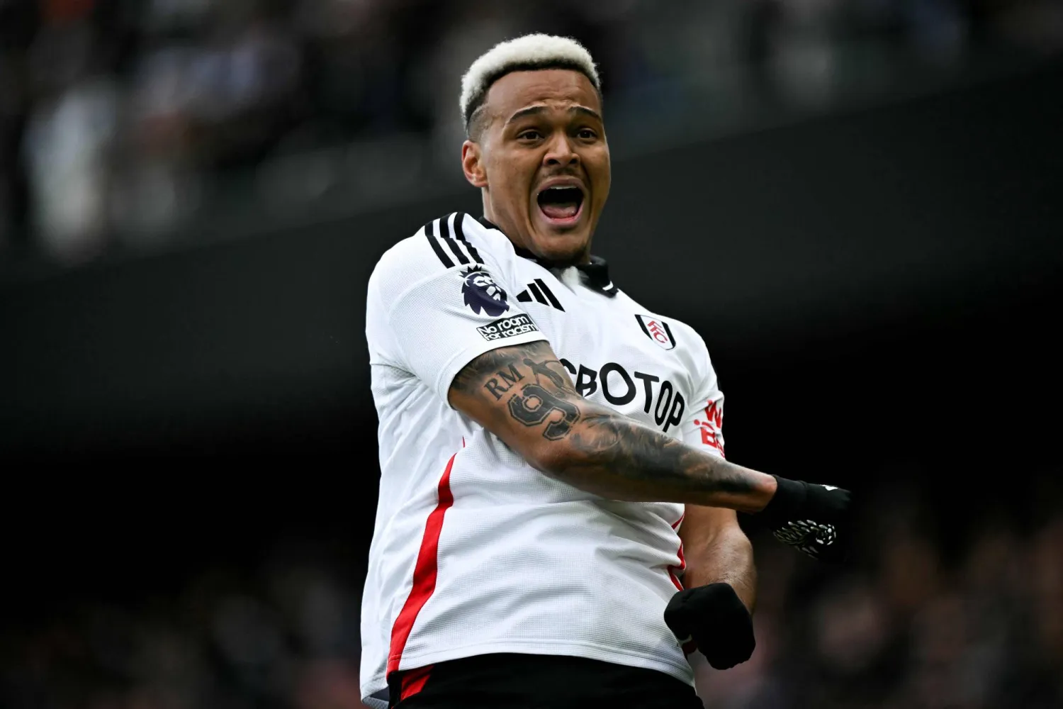 رودريغو مونيز يحتفل بهدفه في مرمى توتنهام (أ.ف.ب)