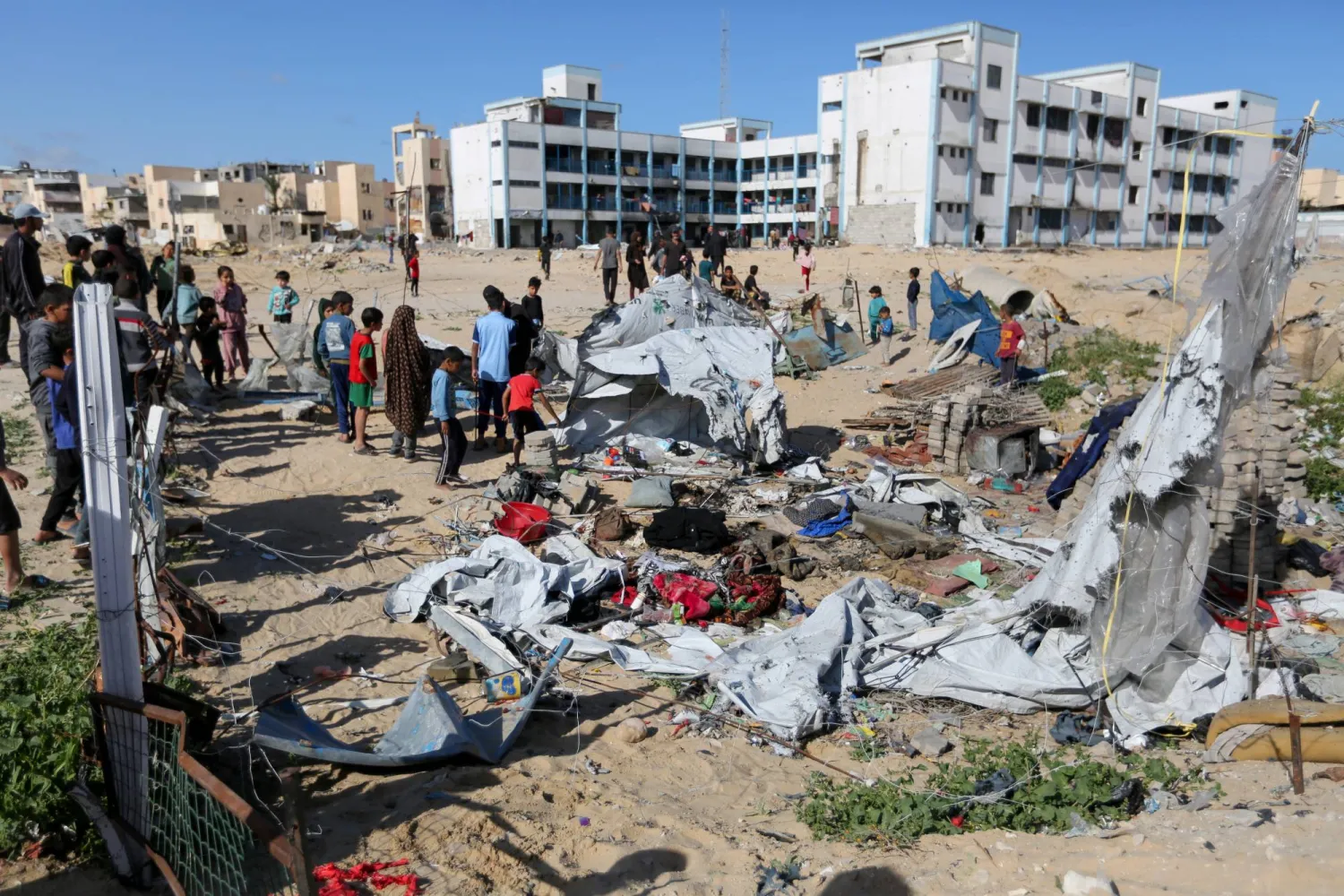 فلسطينيون يتفقدون موقعاً تعرّض لغارة إسرائيلية في خان يونس جنوب قطاع غزة (رويترز)