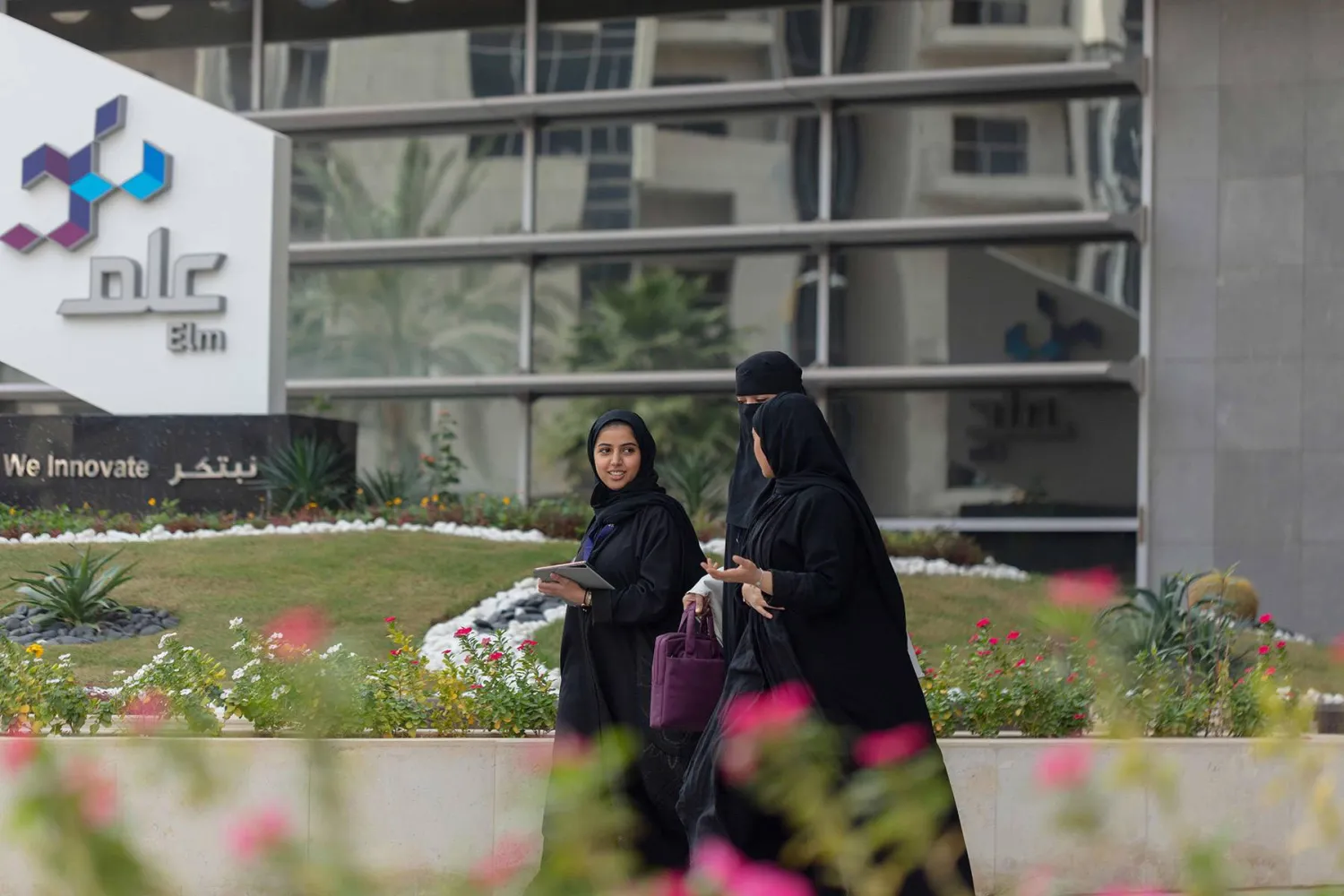 سيدات يتجولن في بهو شركة «عِلم» بالعاصمة السعودية الرياض (صندوق الاستثمارات العامة)