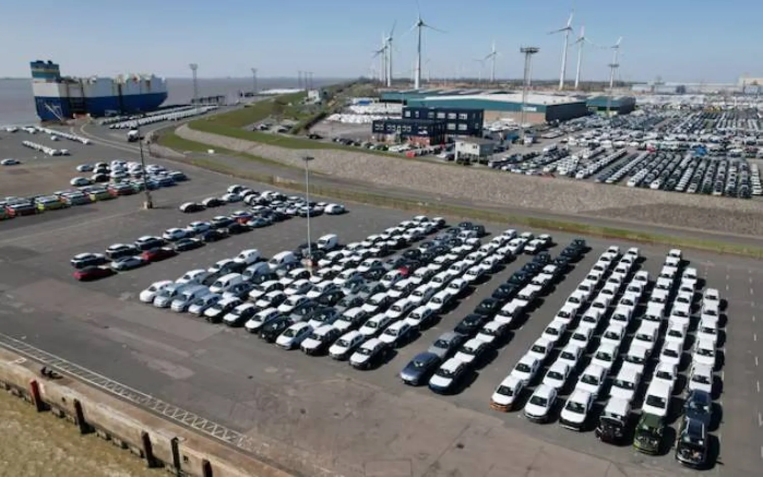 سيارات مجموعة «فولكسفاغن» المخصصة للتصدير إلى الولايات المتحدة على متن سفن الشحن في ميناء إمدن (رويترز)