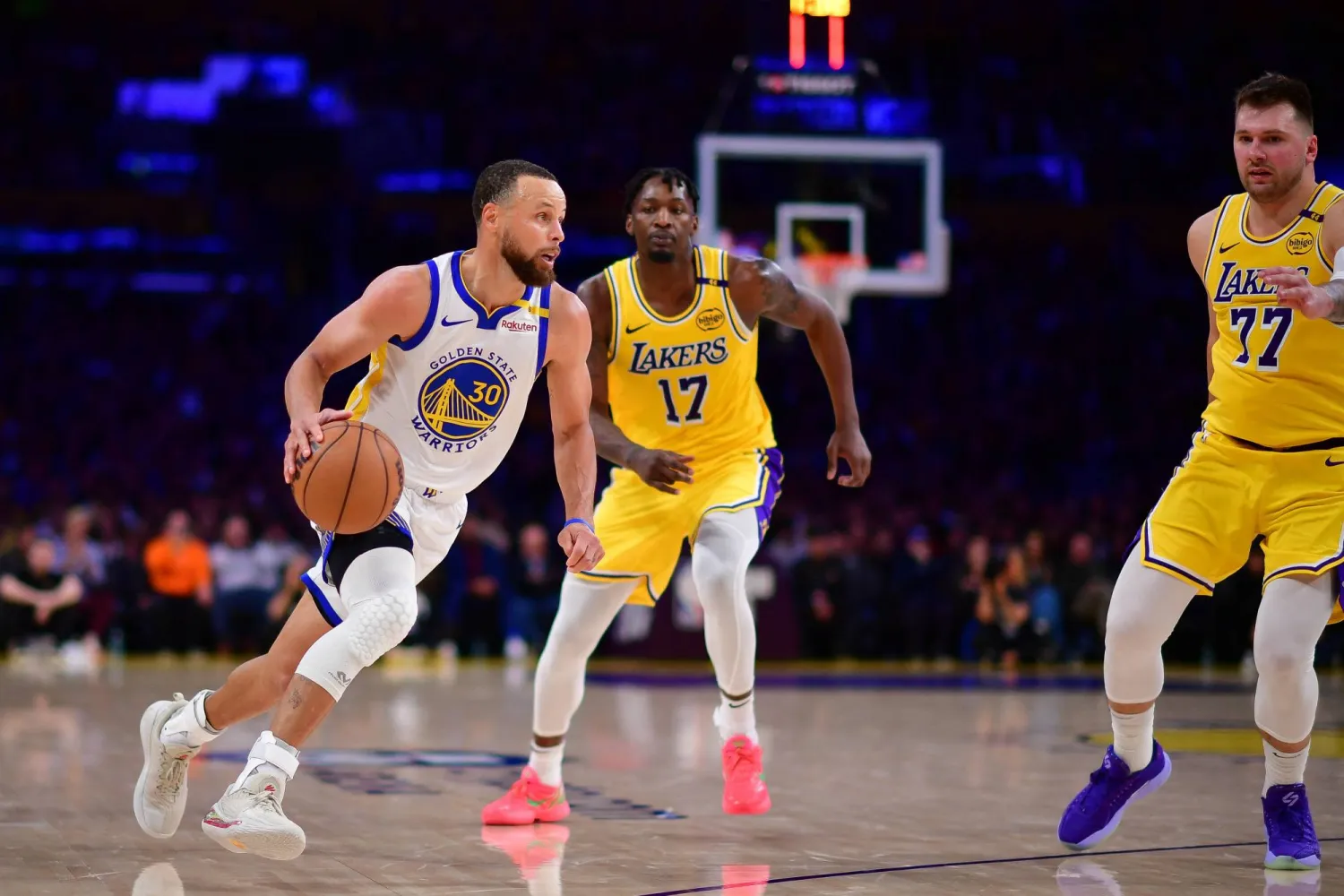 ستيفن كيري تألق في فوز ووريورز على ليكرز (رويترز)