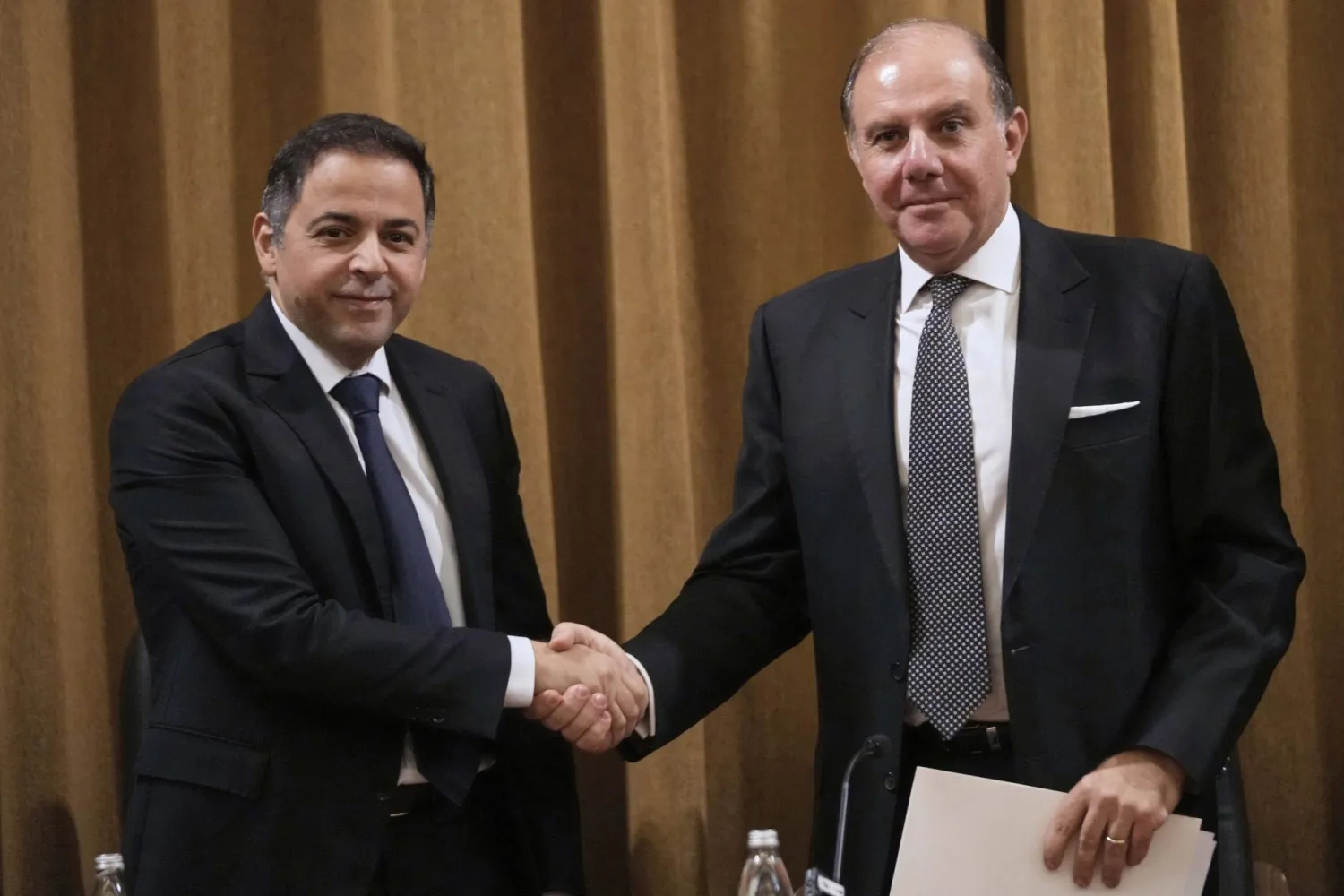 تسلم وتسليم بين الحاكم الجديد لـ«المركزي» اللبناني كريم سعيد (يمين) وسلفه بالإنابة وسيم منصوري (أ.ب)