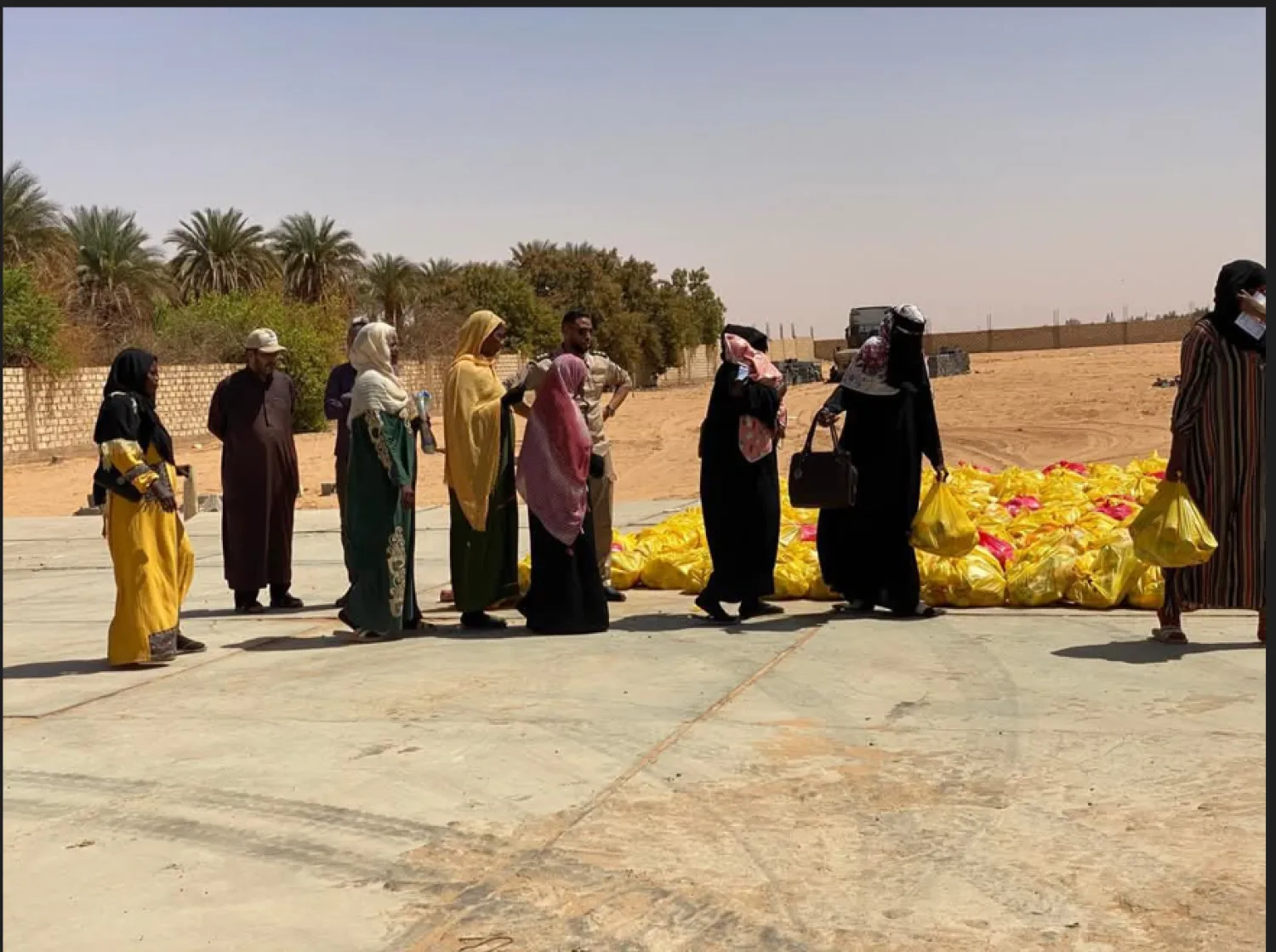 من عملية توزيع السلال الغذائية على السودانيين في الكفرة الليبية (أرشيفية - بلدية الكفرة)
