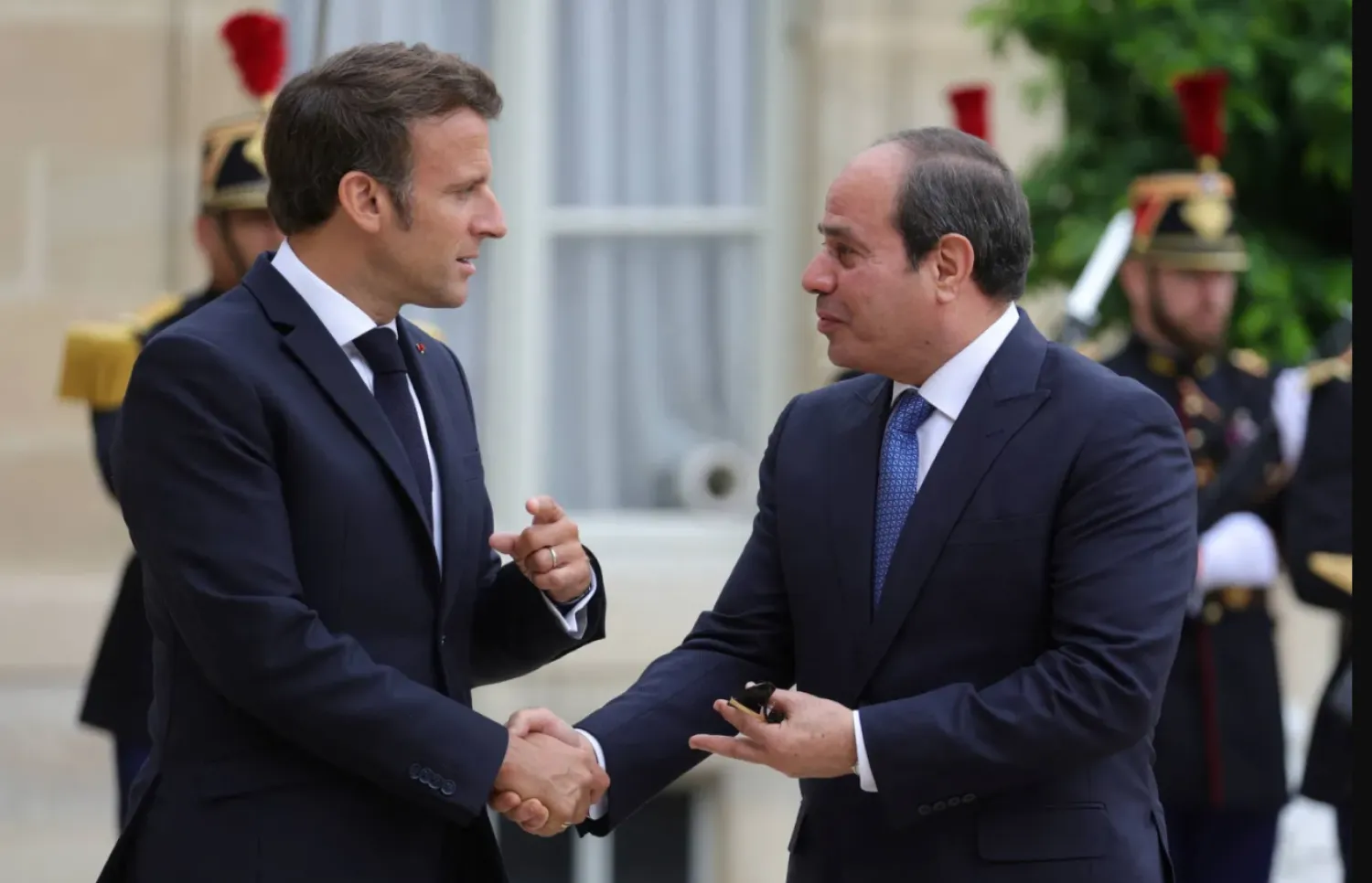 الرئيس الفرنسي إيمانويل ماكرون خلال استقبال الرئيس المصري عبد الفتاح السيسي بقصر الإليزيه في يوليو 2022 (رويترز)
