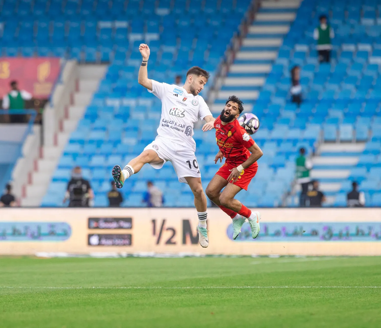 جانب من المواجهة التي جمعت القادسية والاتفاق (تصوير: عيسى الدبيسي)