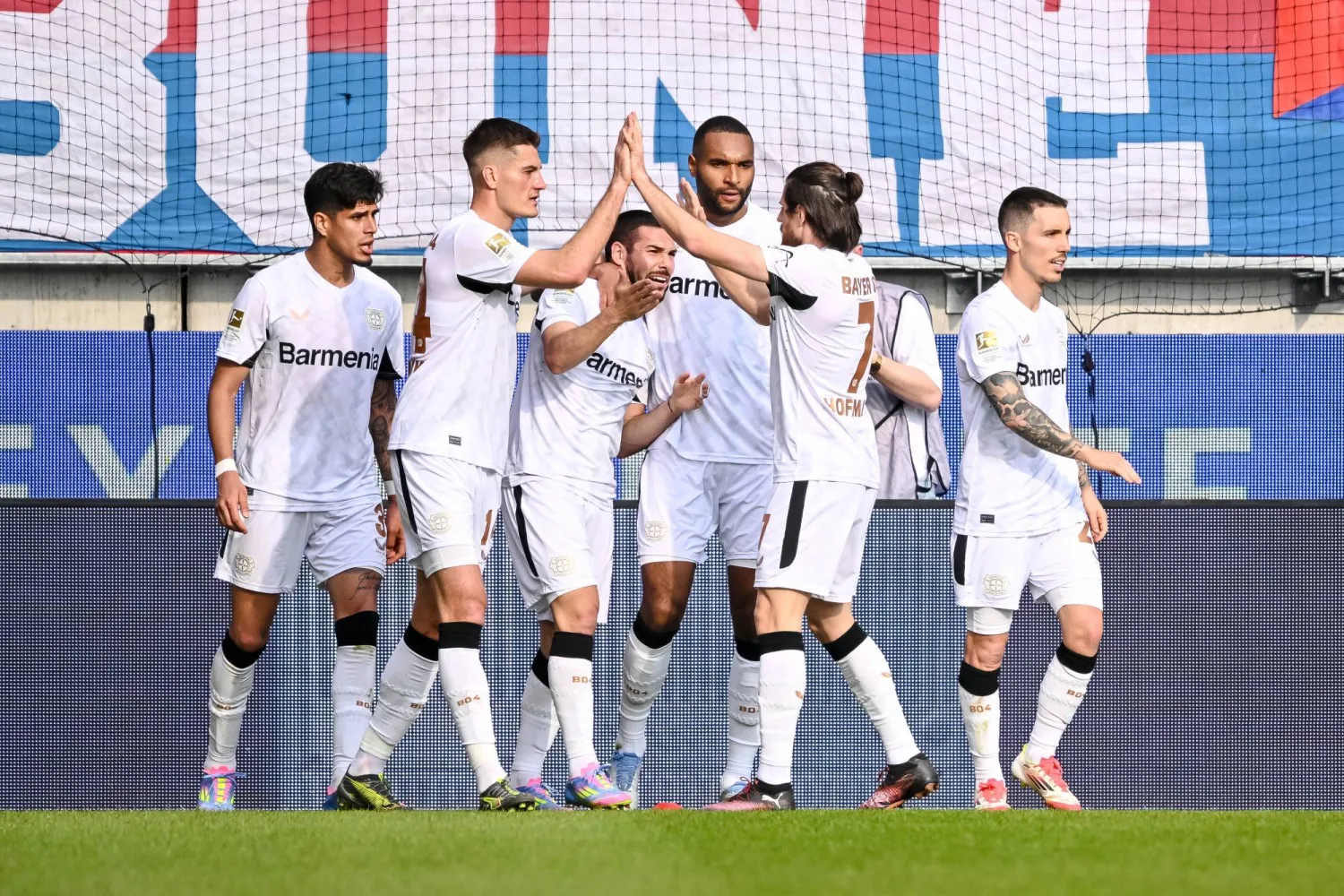 فرحة لاعبي باير ليفركوزن بالفوز الثمين على هايدنهايم (د.ب.أ)