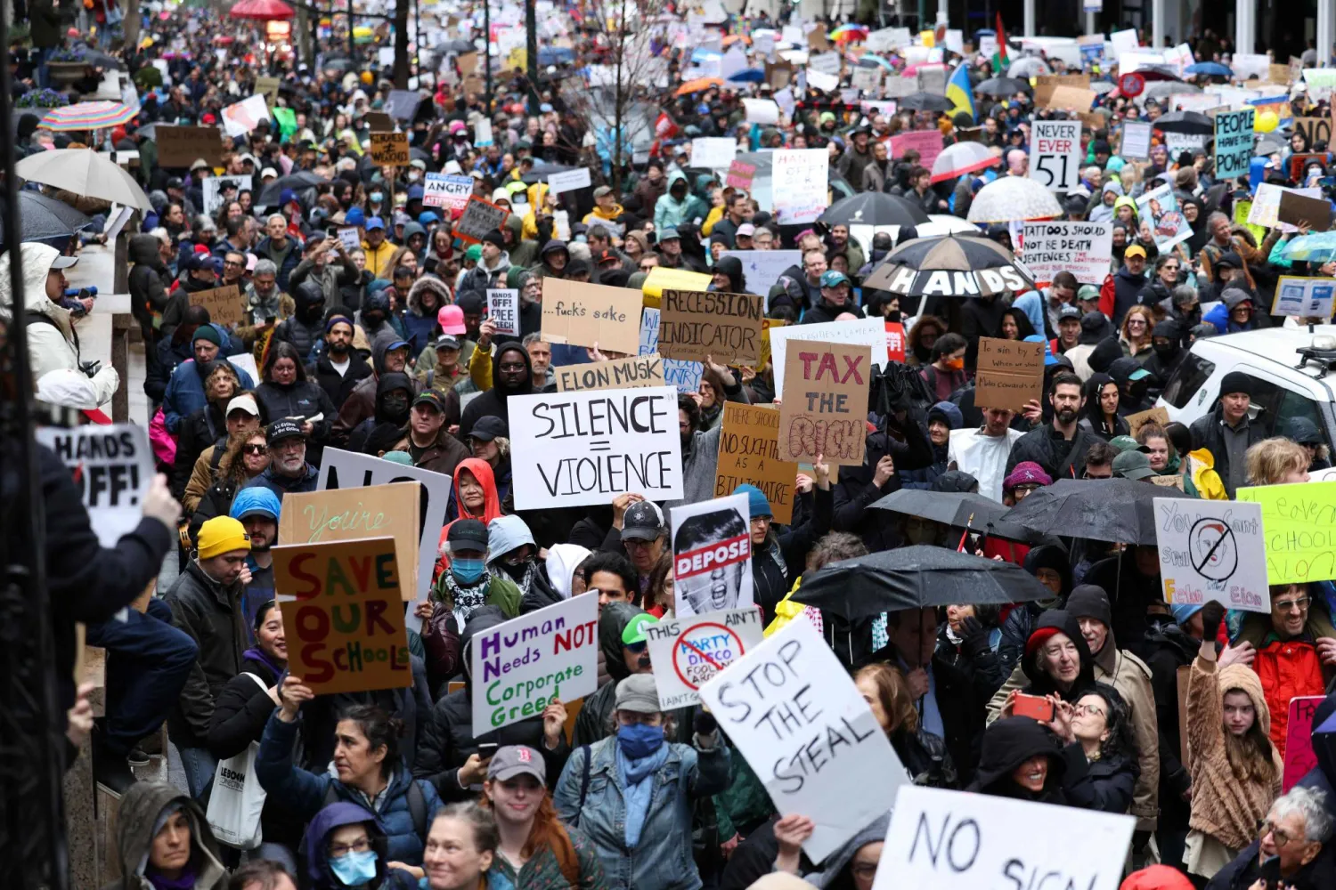 مظاهرة احتجاجية ضد دونالد ترمب وإيلون ماسك في نيويورك (أ.ف.ب)