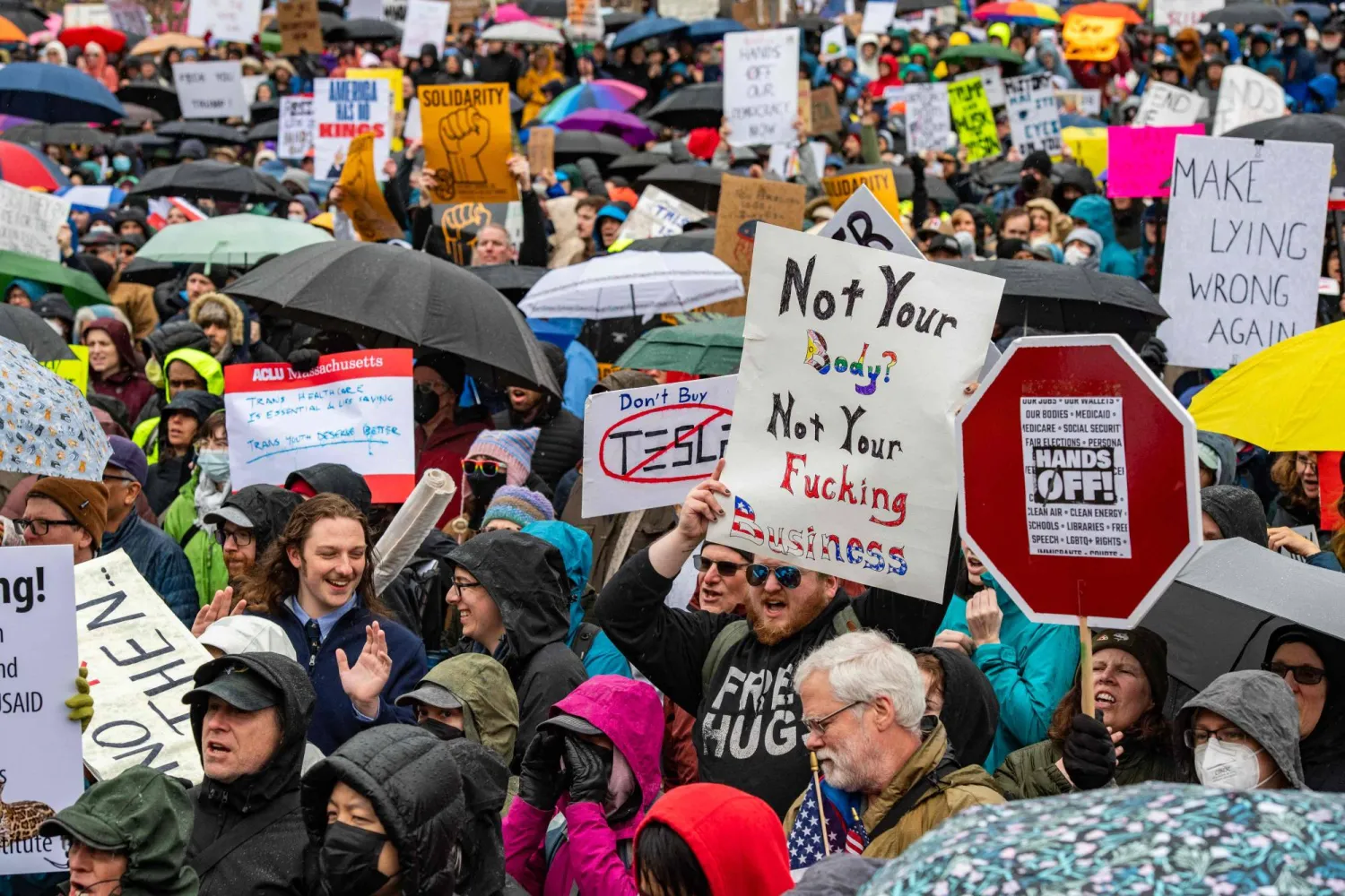 متظاهرون يحتشدون للإعراب عن رفضهم لسياسات الرئيس الأميركي في ولاية ماساتشوستس (أ.ف.ب)