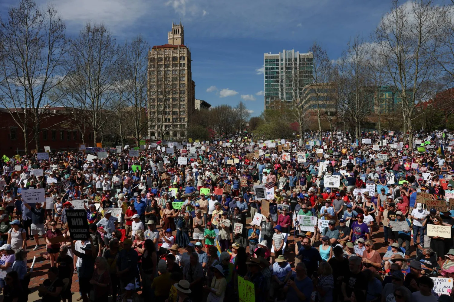 آلاف المتظاهرين ضد ترمب وماسك في ولاية كارولاينا الشمالية (رويترز)