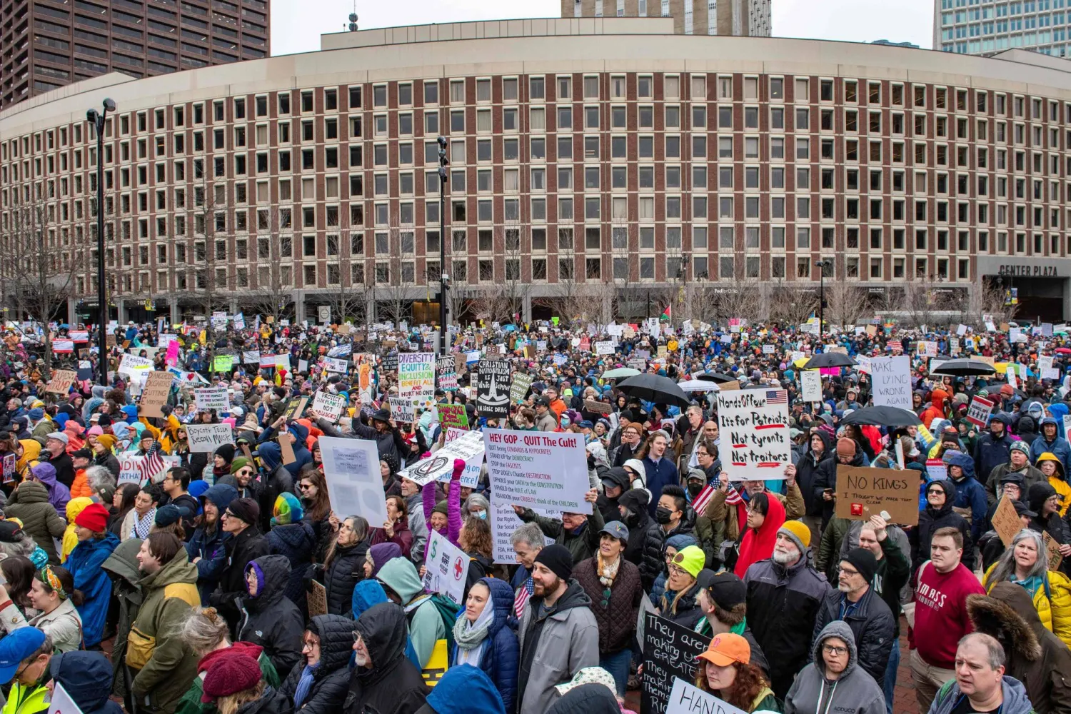 آلاف المتظاهرين يحتجون على سياسات دونالد ترمب في بوسطن بولاية ماساتشوستس الأميركية (أ.ف.ب)