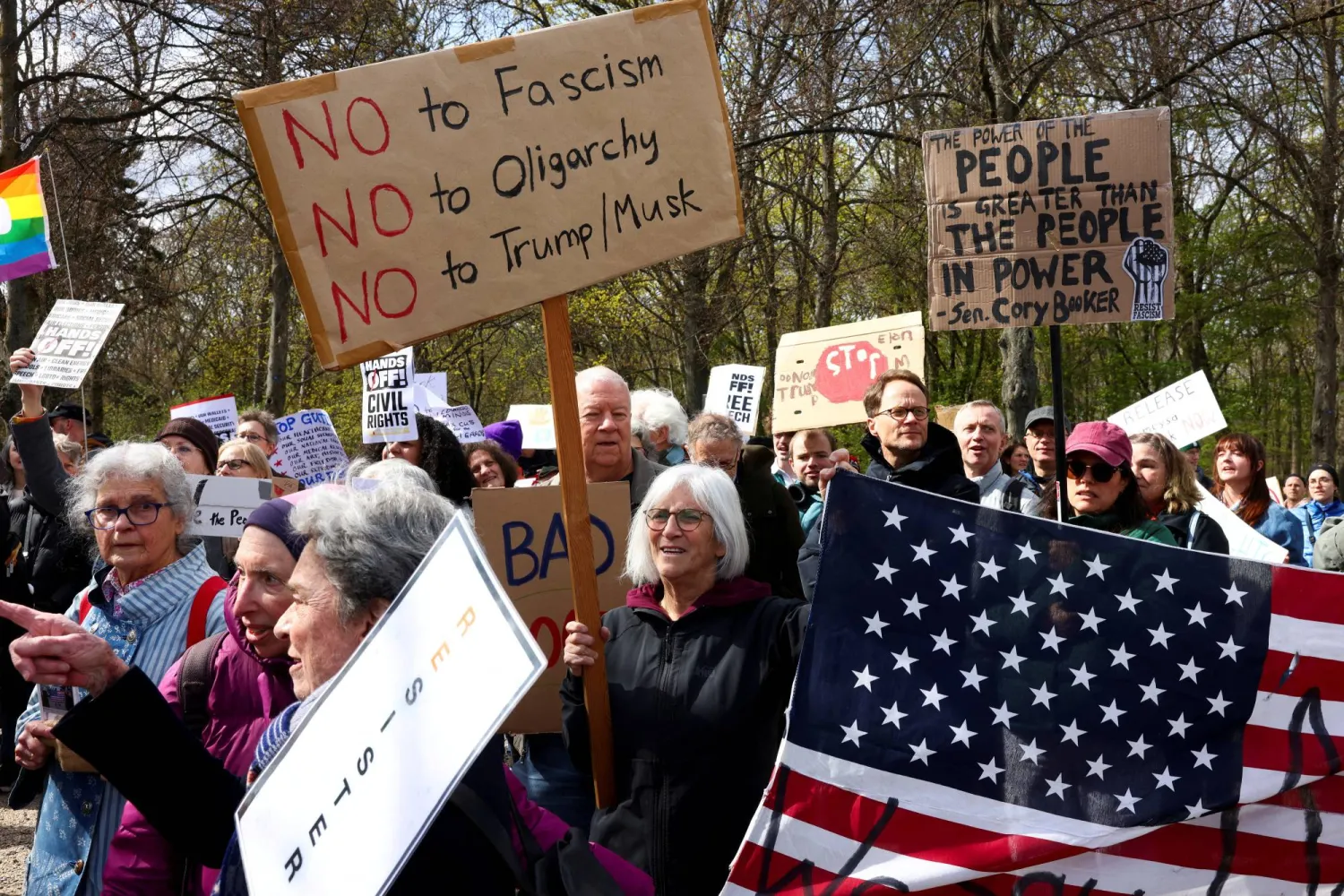 مظاهرة ضد الرئيس الأميركي دونالد ترمب ومستشاره إيلون ماسك في العاصمة الألمانية برلين (رويترز)