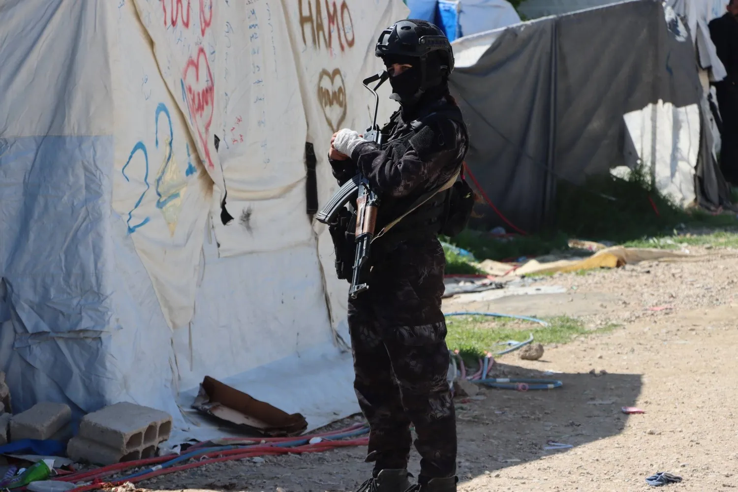 حملة أمنية في مخيم «روج» شمال شرقي سوريا أسفرت عن اعتقال خلايا نائمة وكشفت أسرار تنظيم داعش (الشرق الأوسط)