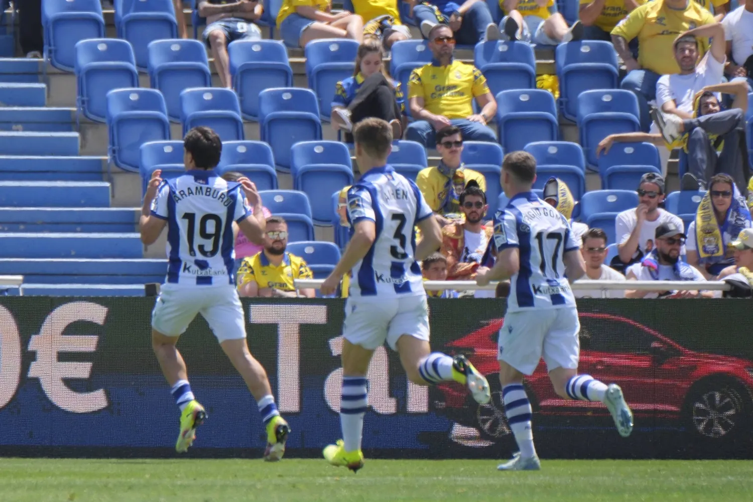 فرحة لاعبي ريال سوسيداد بالفوز الكبير على لاس بالماس (إ.ب.أ)