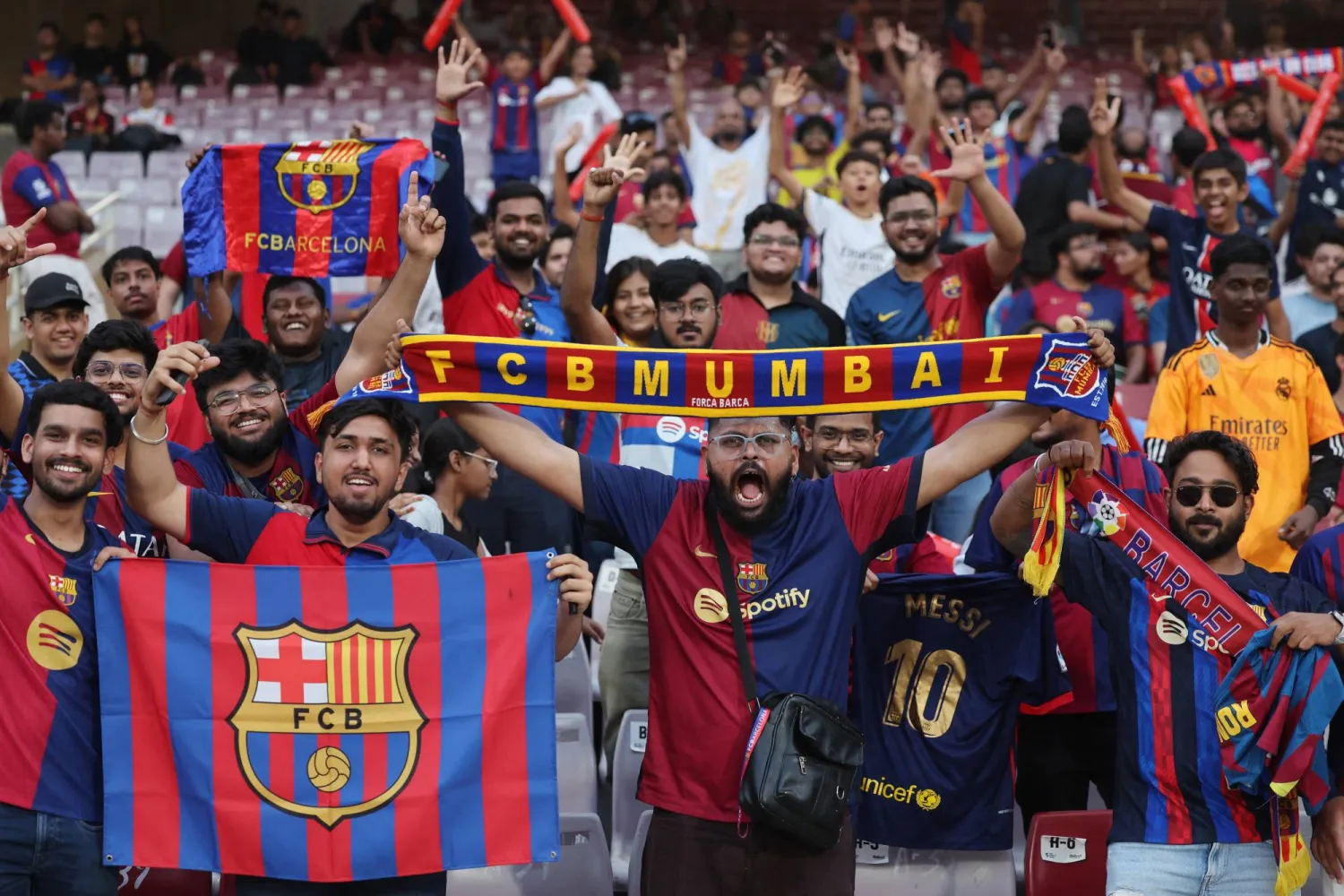 جماهير برشلونة خرجت محبَطة بعد التعادل مع بيتيس (رويترز)