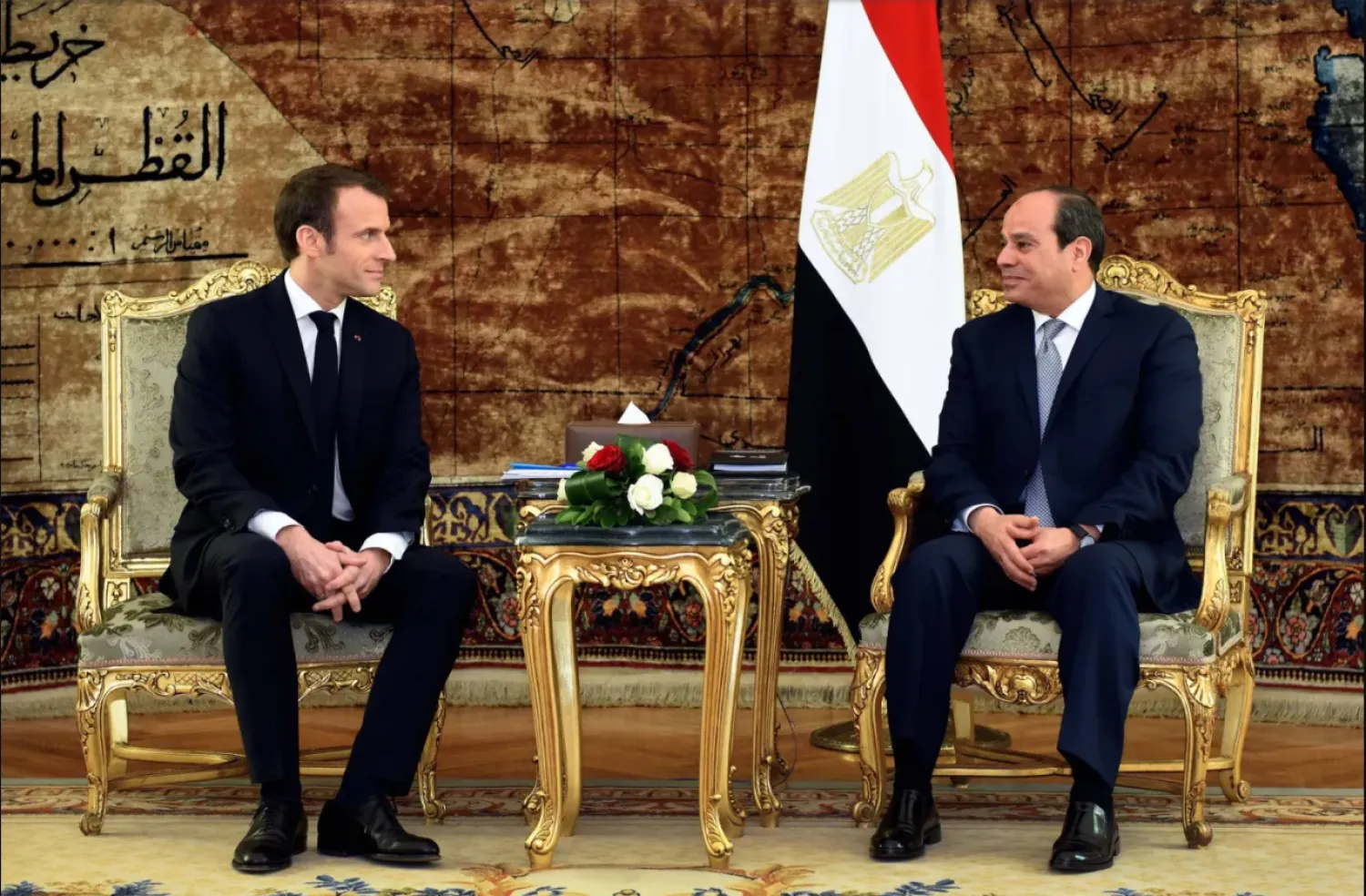 لقاء سابق بين الرئيس المصري عبد الفتاح السيسي ونظيره الفرنسي إيمانويل ماكرون (أرشيفية - د.ب.أ)