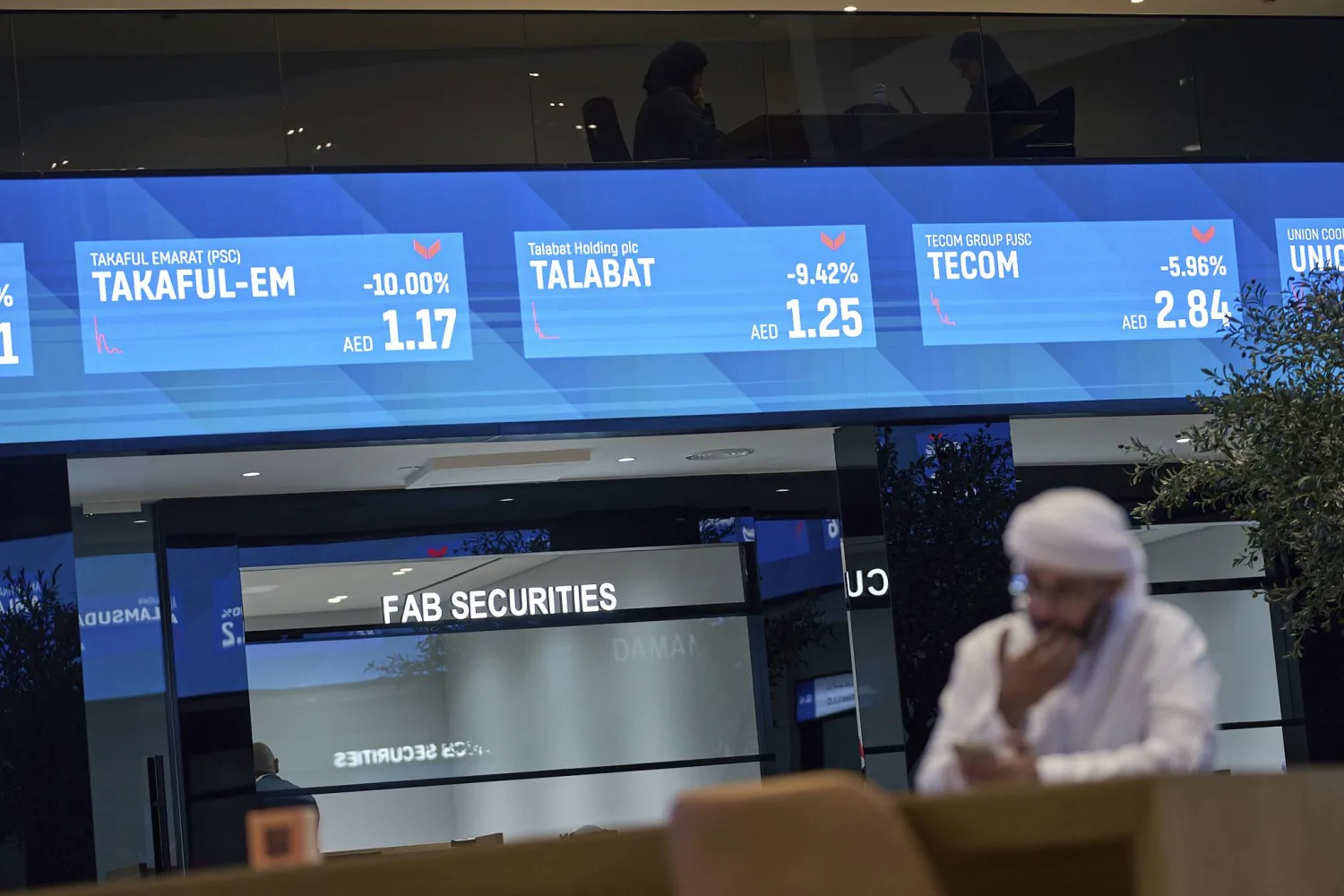 رجل إماراتي يظهر في سوق دبي المالية (أ.ب)