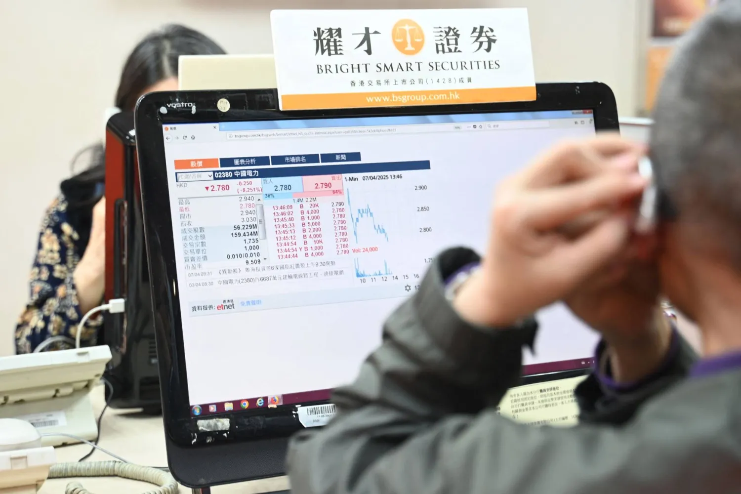 انخفض مؤشر «نيكي 225» بنسبة 6.3 في المائة (أ.ف.ب)