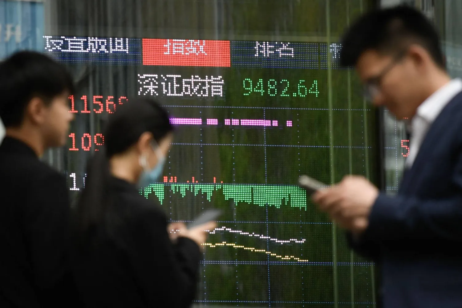 تأتي الانخفاضات بعد محو أكثر من 5 تريليونات دولار من مؤشر «ستاندرد آند بورز 500» يومي الخميس والجمعة في نهاية أسوأ أسبوع له منذ ظهور جائحة «كورونا» عام 2020 (أ.ف.ب)