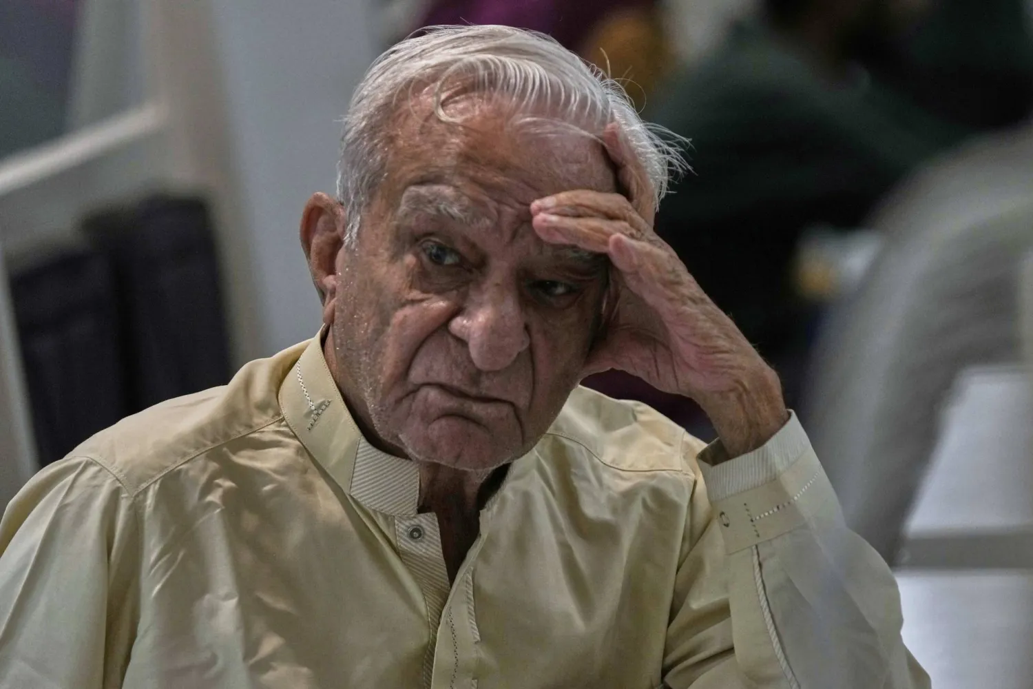 مستثمر محبَط ينتظر إعادة تشغيل التداول الذي جرى تعليقه لمدة ساعة بعد انخفاض بنسبة 5 في المائة بمؤشره الرئيسي ببورصة باكستان (أ.ب)