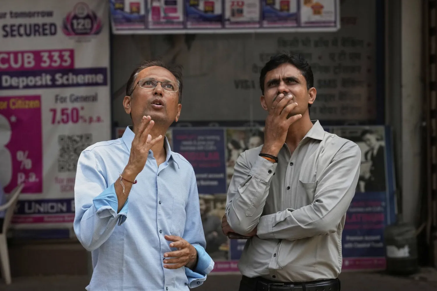 جاءت موجة البيع الجديدة بالأسواق الآسيوية بعد أن صرّح ترمب في عطلة نهاية الأسبوع بأن المستثمرين «عليهم أن يتجرعوا الدواء» مؤكداً أنه لن يبرم صفقة مع الصين ما لم يجرِ تقليص العجز التجاري الأميركي مما زاد المخاوف بالأسواق العالمية (أ.ب)