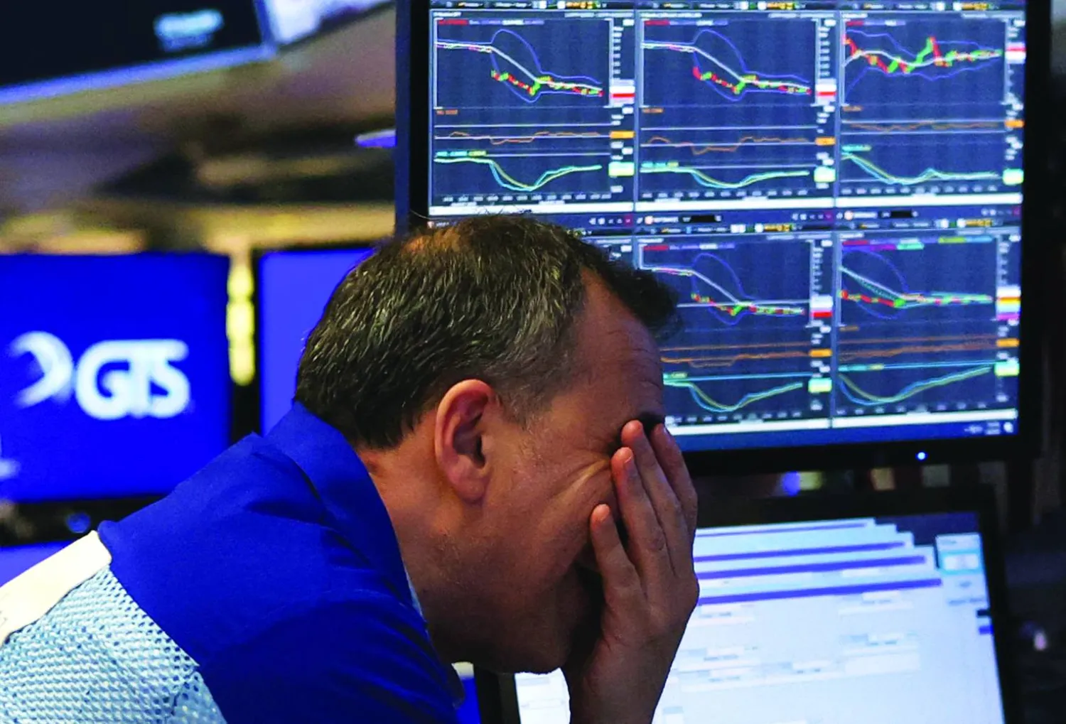 رد فعل متداول في بورصة نيويورك بعد تسجيل المؤشرات خسائر فادحة (أ.ف.ب)