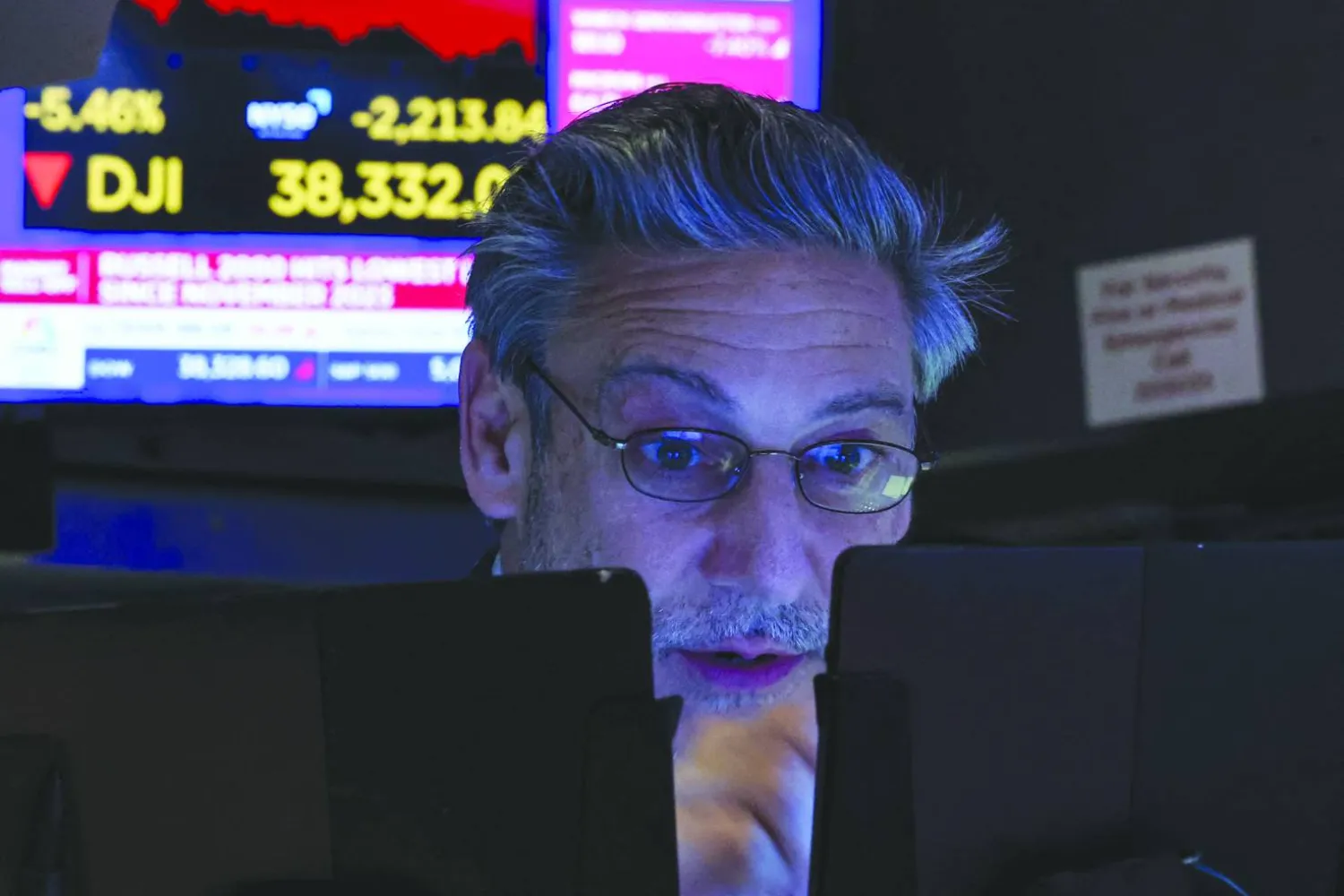 متداول يرصد تراجعات سوق الأسهم يوم الجمعة بعد تسجيلها خسائر كبيرة (رويترز)