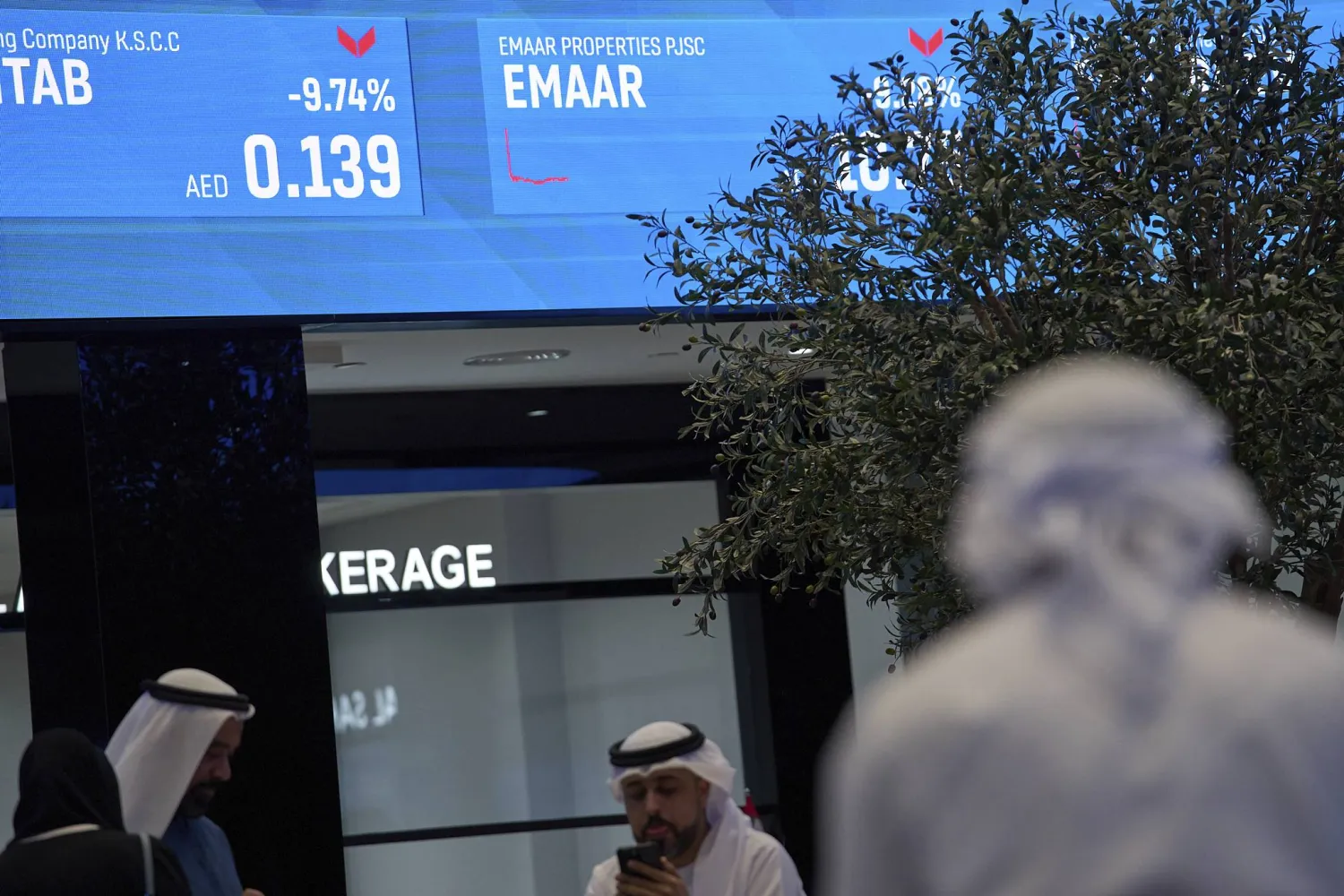 الإماراتيون في سوق دبي المالية يوم الاثنين 7 أبريل 2025 (أسوشييتد برس)