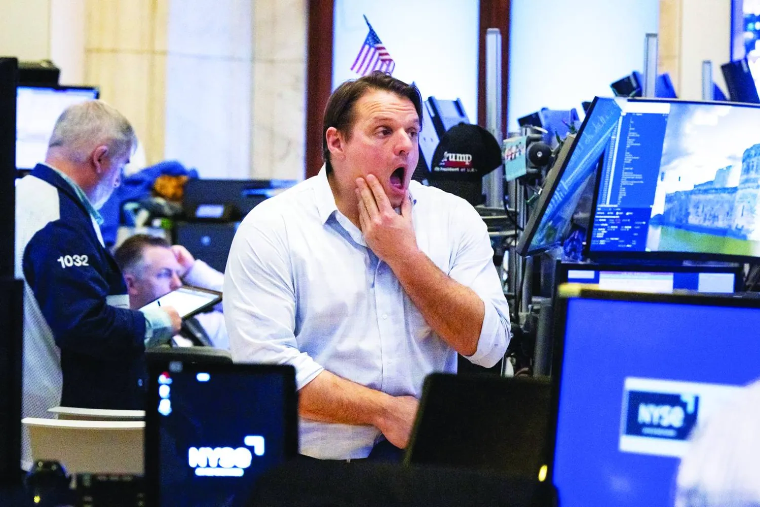 رد فعل متداول في بورصة نيويورك بعد التراجع الكبير بسوق الأسهم يوم الجمعة (إ.ب.أ)