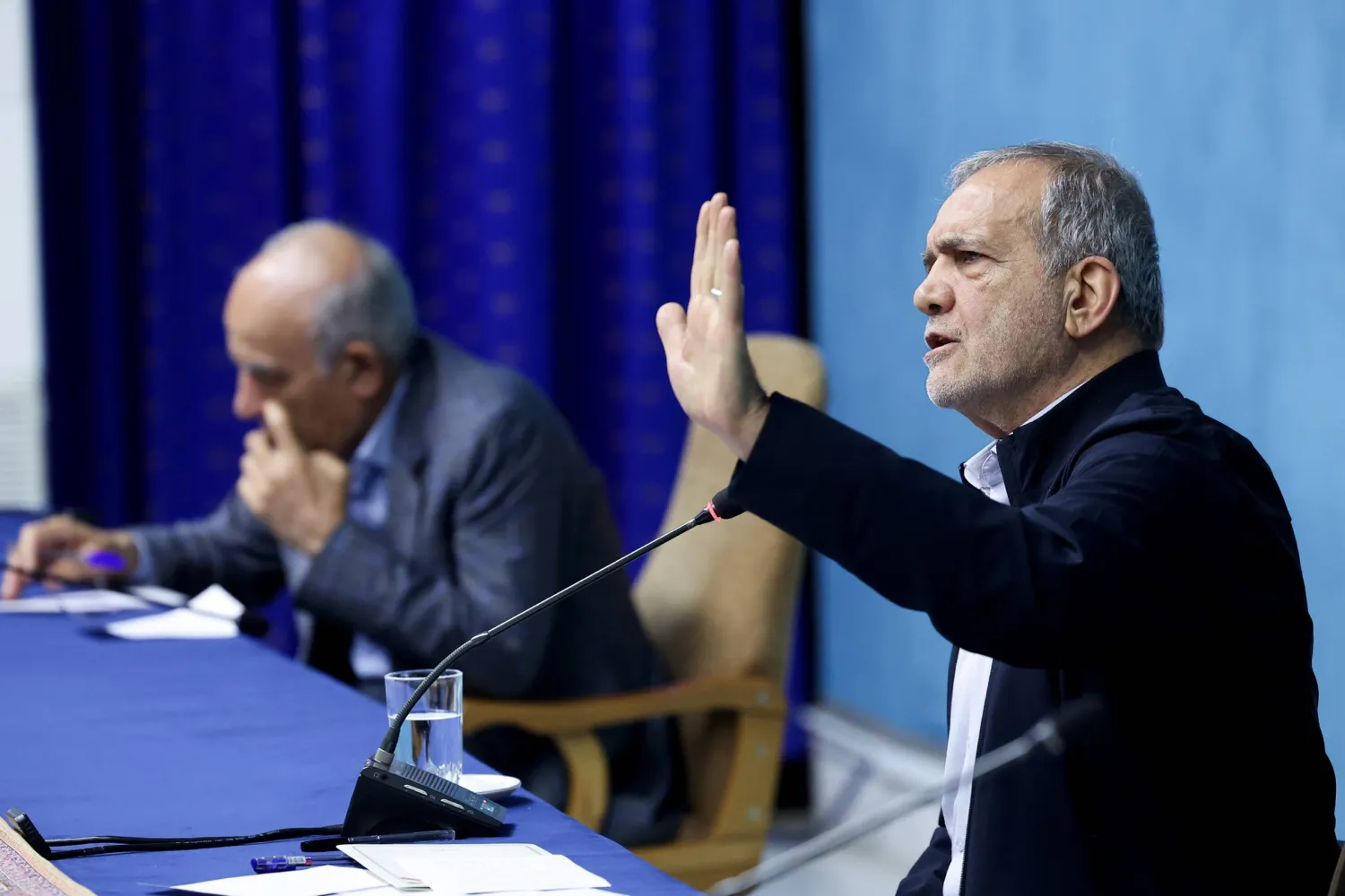 بزشكيان يتحدث إلى مجموعة من الناشطين السياسيين وممثلي الأحزاب في طهران الاثنين (الرئاسة الإيرانية)