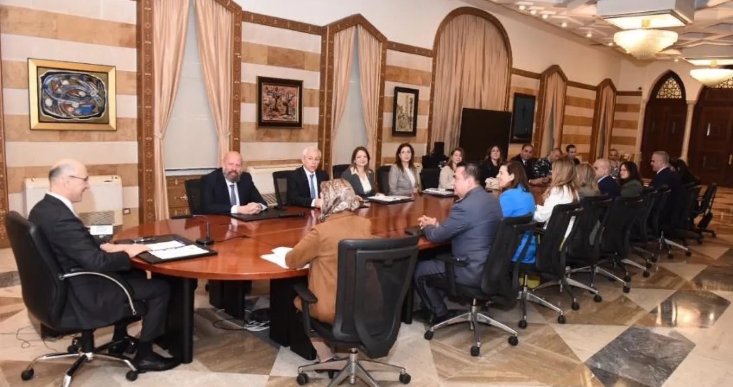 وزير الداخلية أحمد الحجار مترئساً اجتماعاً تحضيرياً للانتخابات البلدية والاختيارية المقررة الشهر المقبل في لبنان (الوكالة الوطنية للإعلام)