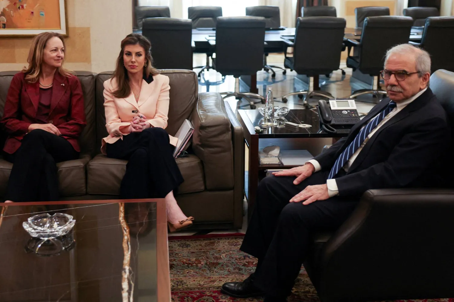 رئيس الوزراء اللبناني نواف سلام خلال لقائه نائبة المبعوث الأميركي الخاص إلى الشرق الأوسط مورغان أورتاغوس وسفيرة الولايات المتحدة لدى لبنان ليزا جونسون في بيروت... 5 أبريل 2025 (رويترز)