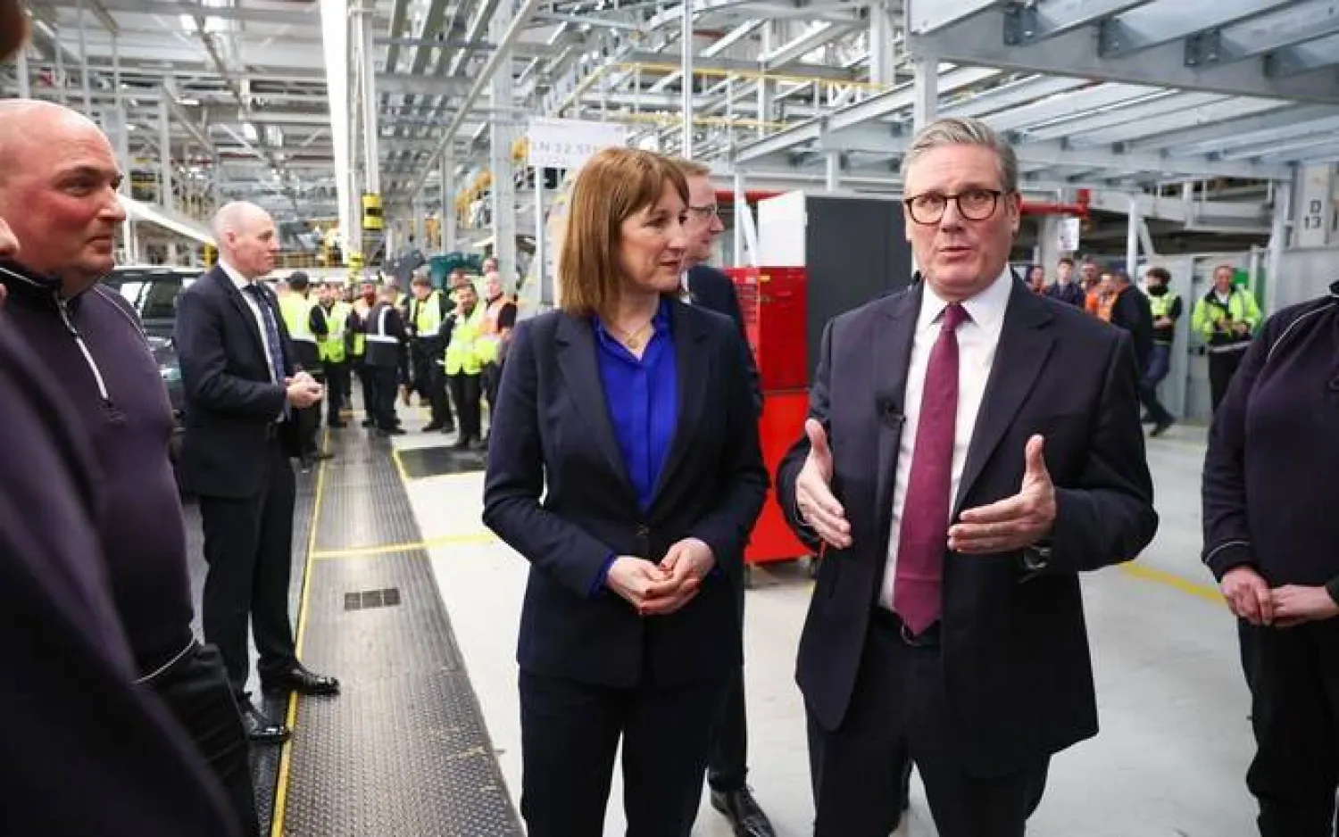 ستارمر يتحدث للعمال من أحد المصانع في بريطانيا (رويترز)