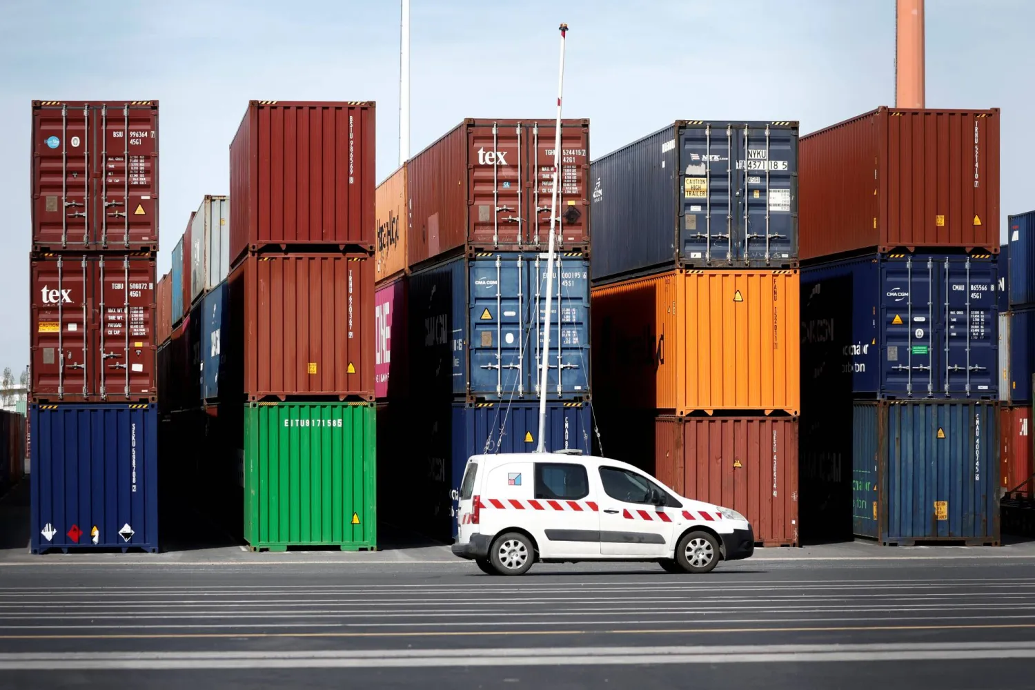 حاويات شحن مكدسة في ميناء هاروبا في لوهافر بفرنسا (رويترز)