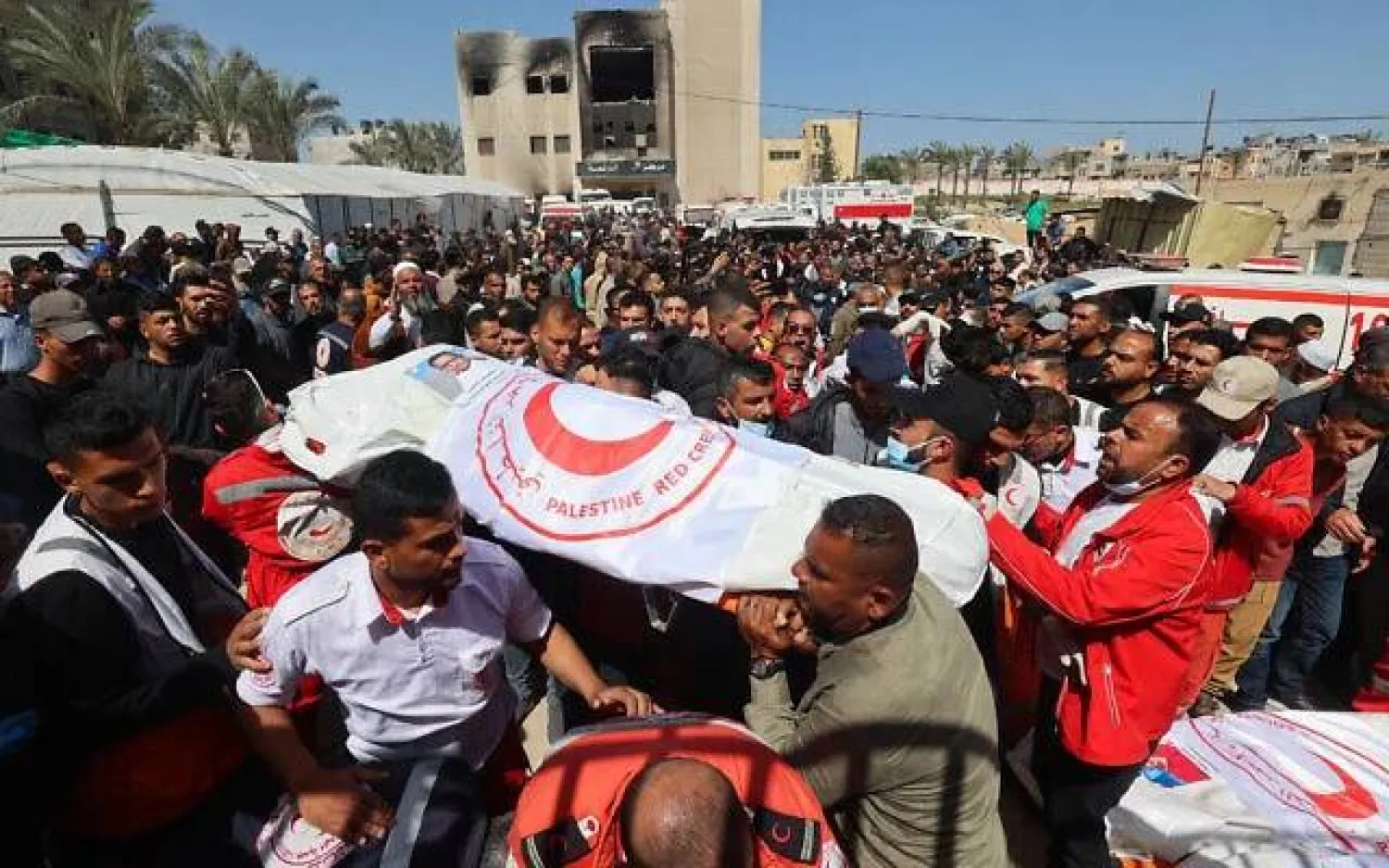 أفراد من «الهلال الأحمر الفلسطيني» يحملون جثث زملاء لهم من رجال الإنقاذ قُتلوا قبل أسبوع... خلال موكب جنازة في مستشفى ناصر بخان يونس جنوب قطاع غزة 31 مارس 2025 (أ.ف.ب)