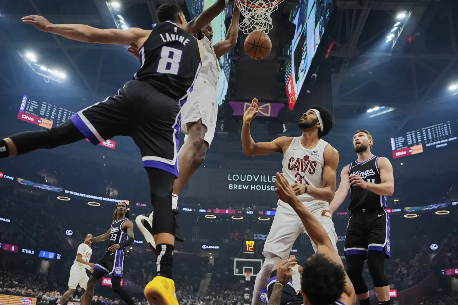 وقدّم الثلاثي لافين وديمار ديروزن والليتواني دومانتاس سابونيس أداء مميزاً (أ.ب)