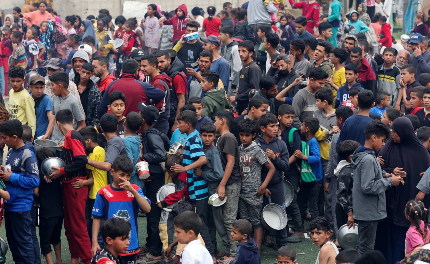 فلسطينيون مصطفون في انتظار الطعام وسط قطاع غزة يوم 8 أبريل 2025 (رويترز)