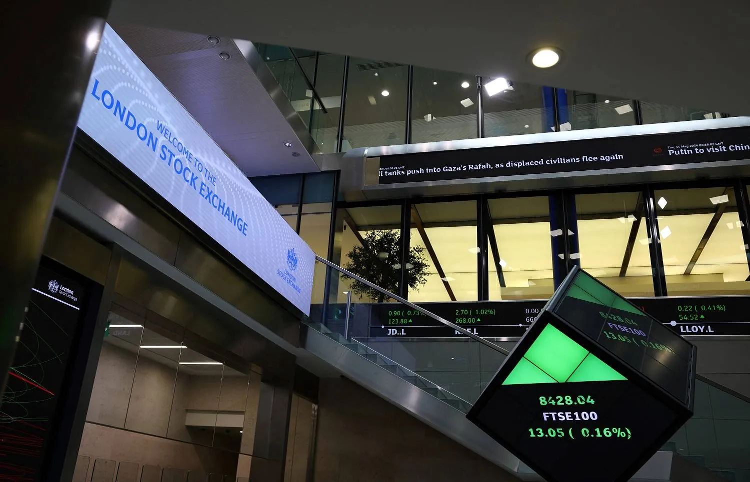 شاشات التداول داخل بهو بورصة لندن (رويترز)