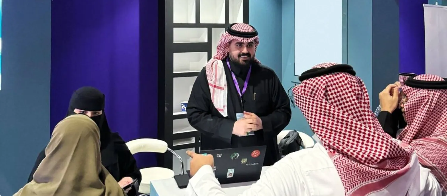 مسؤول من شركة «ساري» يشرح الخدمات التي تقدمها المنصة لطلاب جامعيين (إكس)