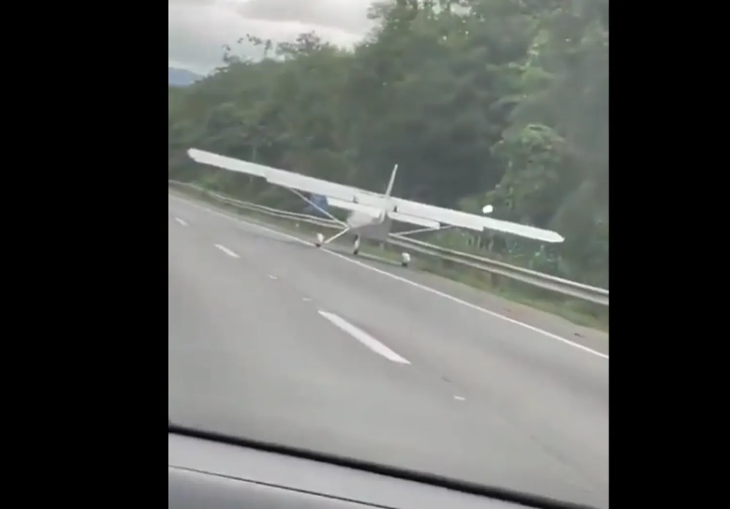 لقطة من فيديو يُظهر طائرة صغيرة تهبط على طريق سريعة في البرازيل (إكس)
