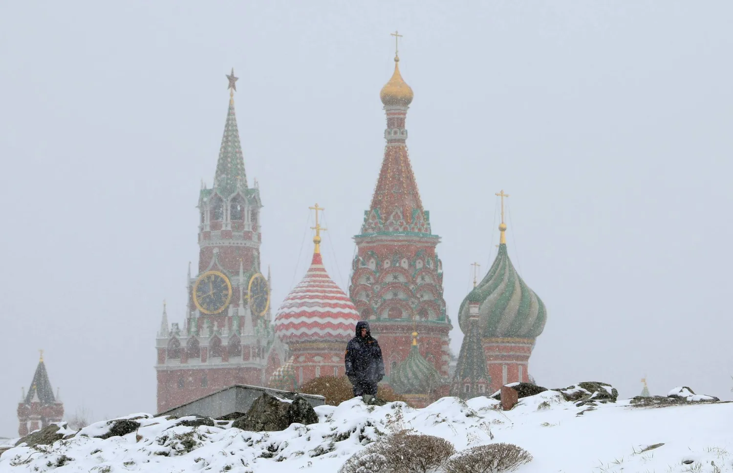 الكرملين يندد باحتجاز باريس موظفة حكومية روسية في مطار رواسي شارل ديغول (إ.ب.أ)