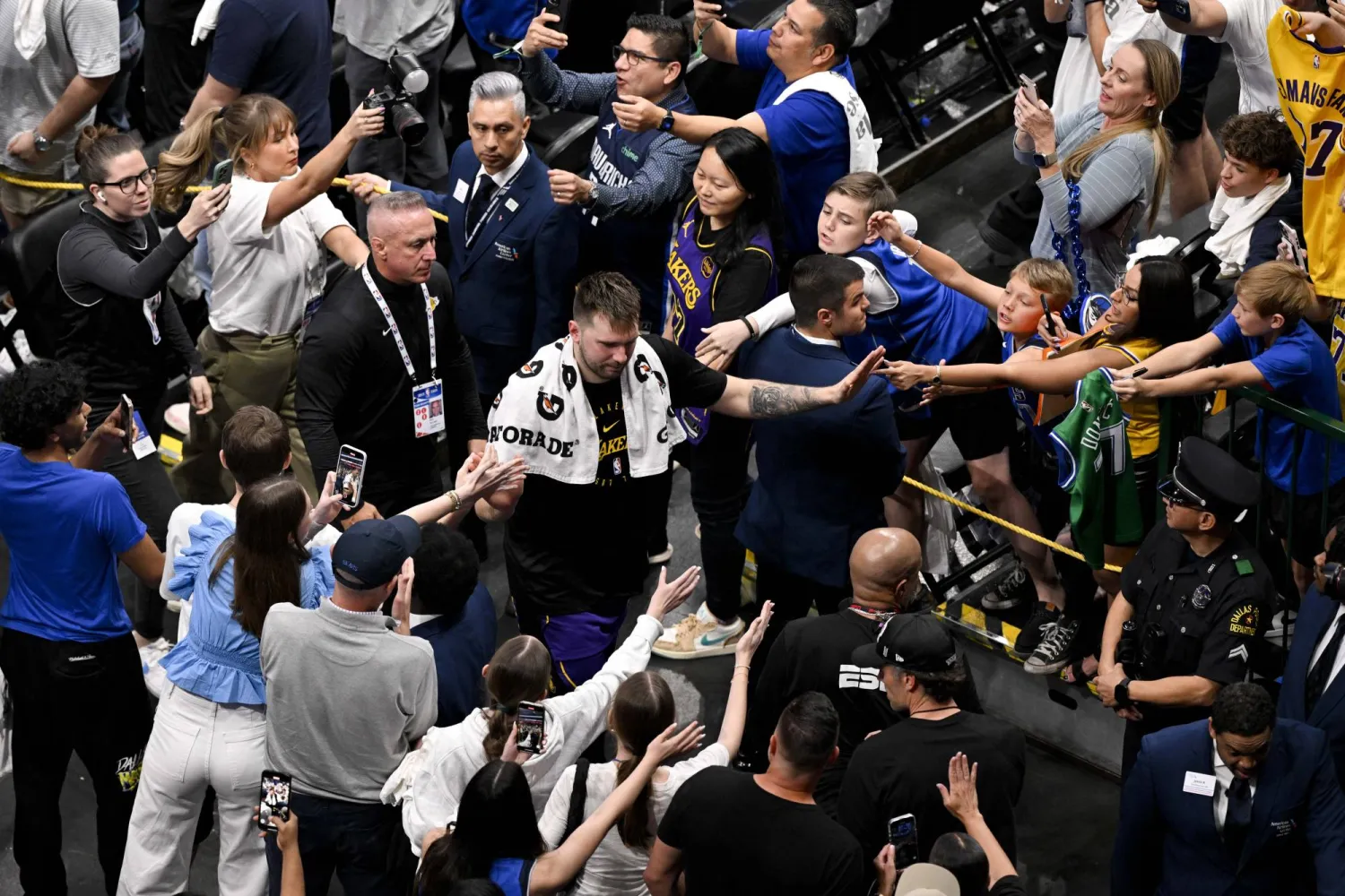 العملاق السلوفيني لوكا دونتشيتش وسط تحيات الجماهير (رويترز)