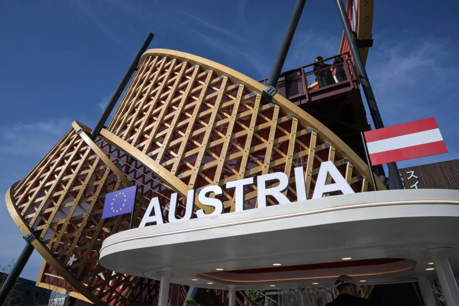 صورة لجناح النمسا خلال يوم تمهيدي لوسائل الإعلام لمعرض «أوساكا 2025» في 9 أبريل قبل أربعة أيام من افتتاحه للجمهور لمدة ستة أشهر (أ.ف.ب)