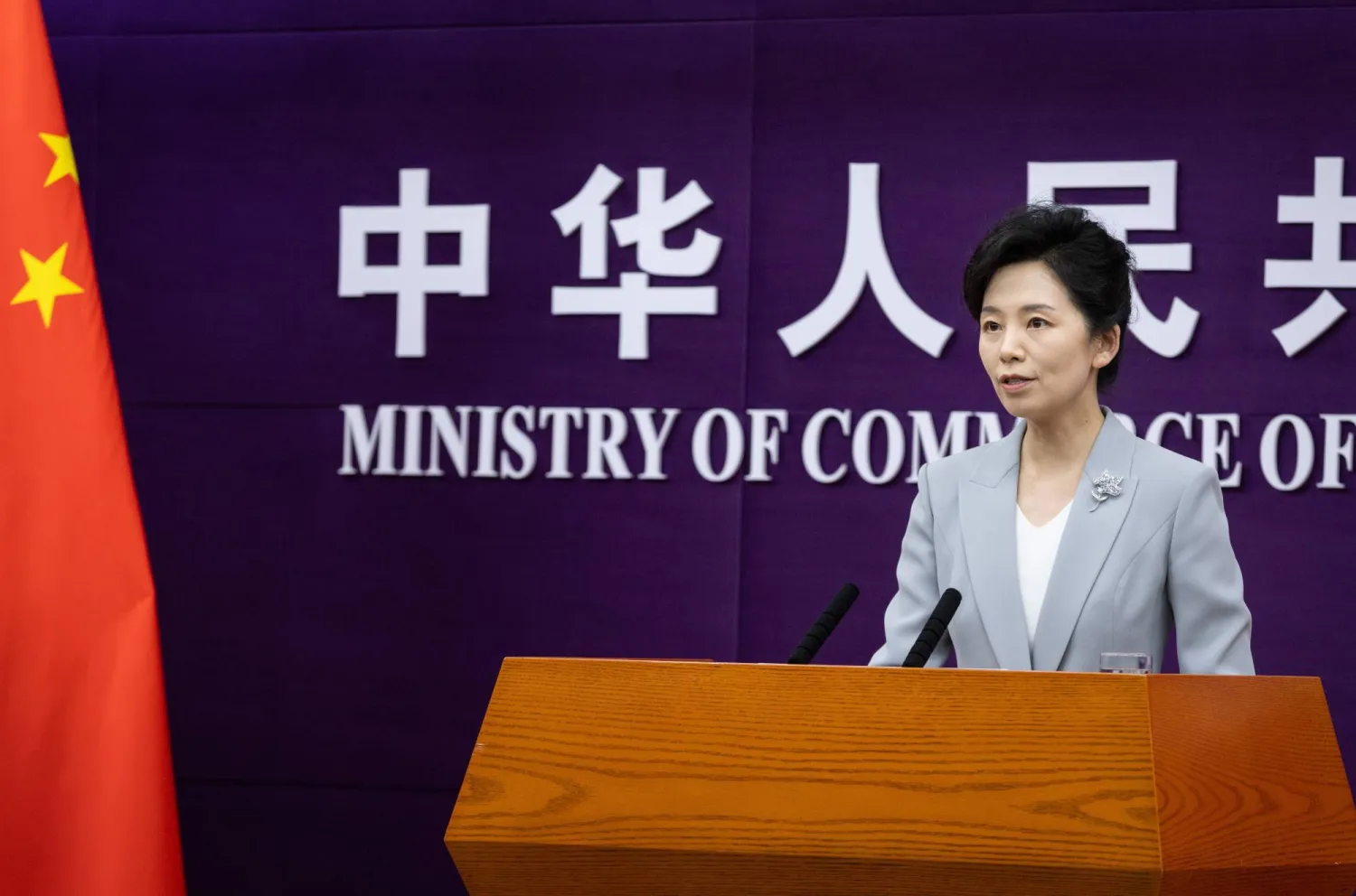 الناطقة باسم وزارة التجارة الصينية هي يونغ تشيان في مؤتمر صحافي بالعاصمة بكين (إ.ب.أ)