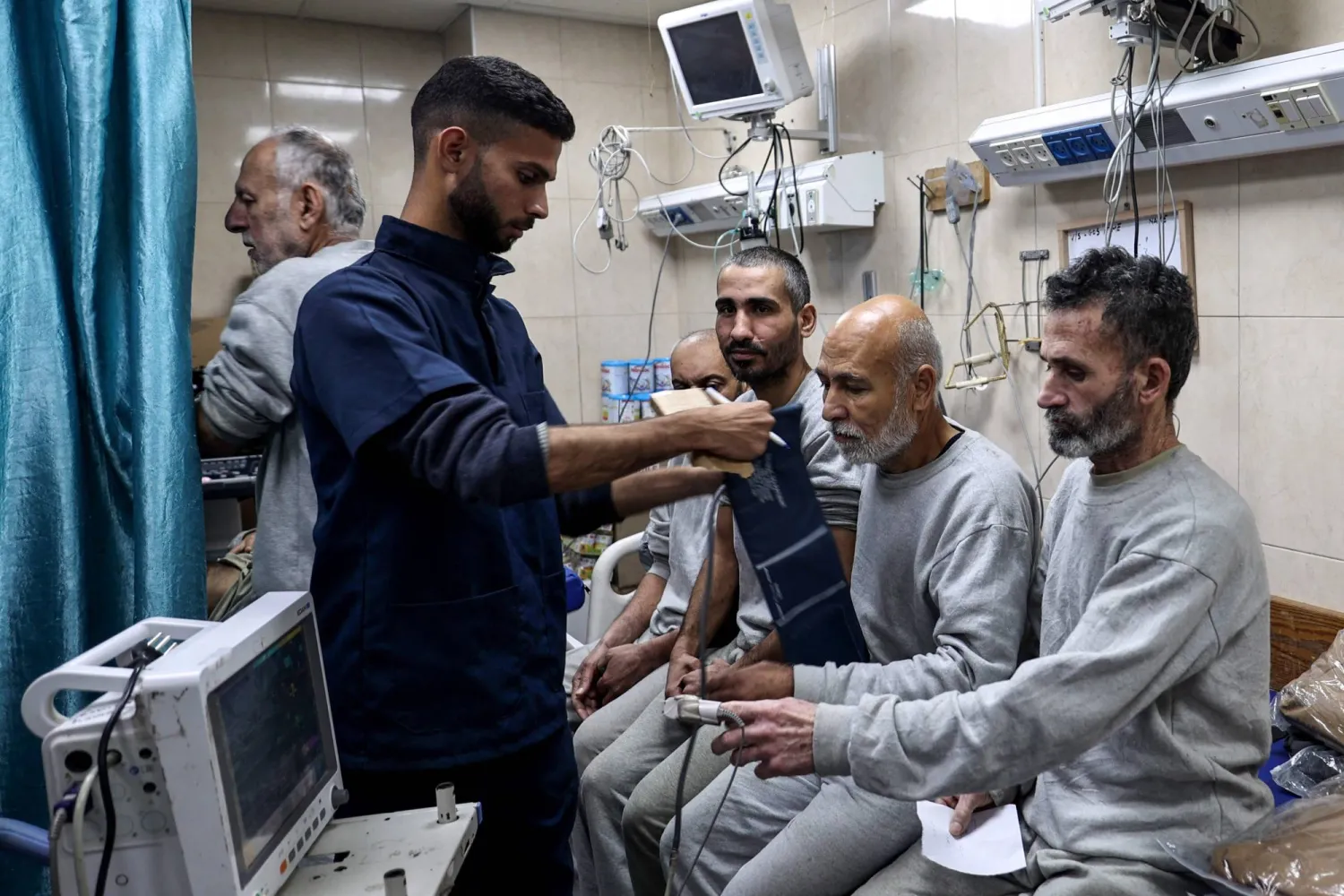 فلسطينيون أُفرج عنهم من السجون الإسرائيلية يخضعون للفحص في مستشفى بدير البلح وسط قطاع غزة (أ.ف.ب)