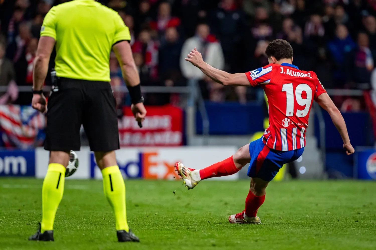 ألفاريز لحظة تنفيذ ركلة الجزاء (د.ب.أ)