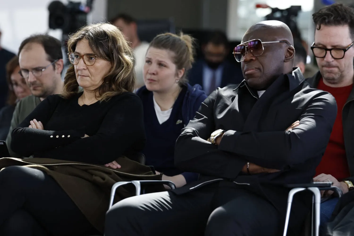 باريس سان جيرمان يقول إن مبابي أخل بالتزاماته حين غادر النادي (رويترز)