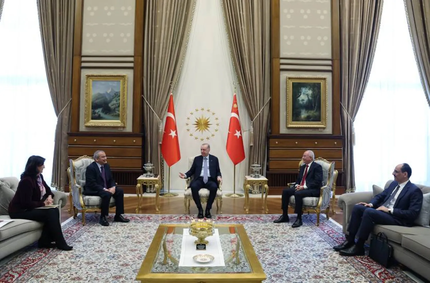 جانب من اجتماع الرئيس التركي رجب طيب إردوغان مع وفد إيمرالي للحوار مع زعيم حزب العمال الكردستاني عبد الله أوجلان (الرئاسة التركية)