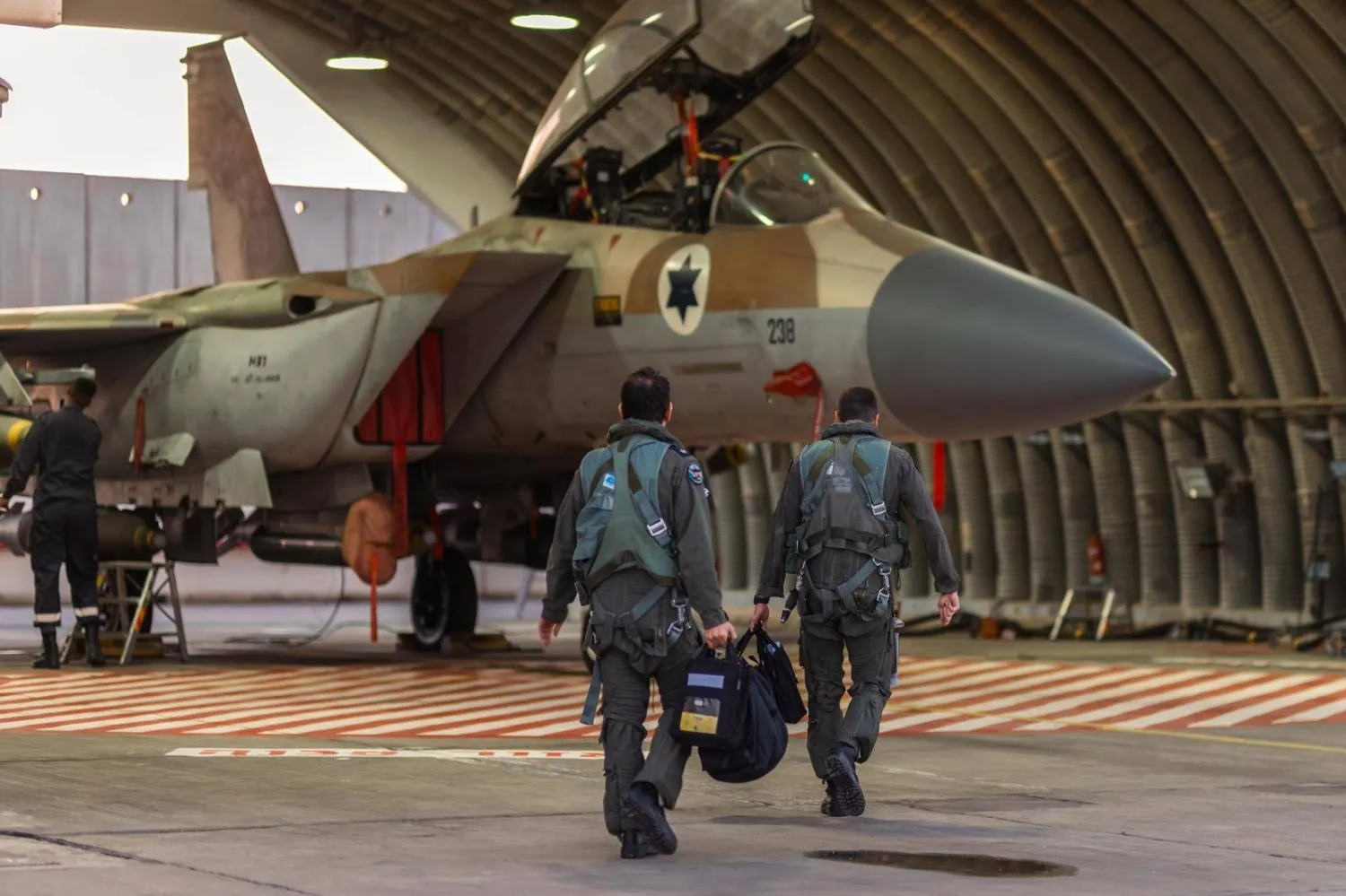 طيارون إسرائيليون يتوجهون لقيادة طائرة من طراز «إف 15» قبل إحدى الغارات (الجيش الإسرائيلي)