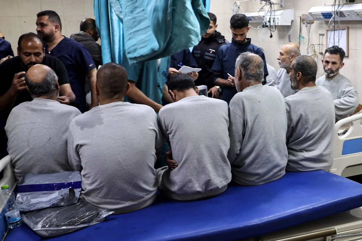 من داخل مستشفى شهداء الأقصى في دير البلح وسط قطاع غزة (أ.ف.ب)