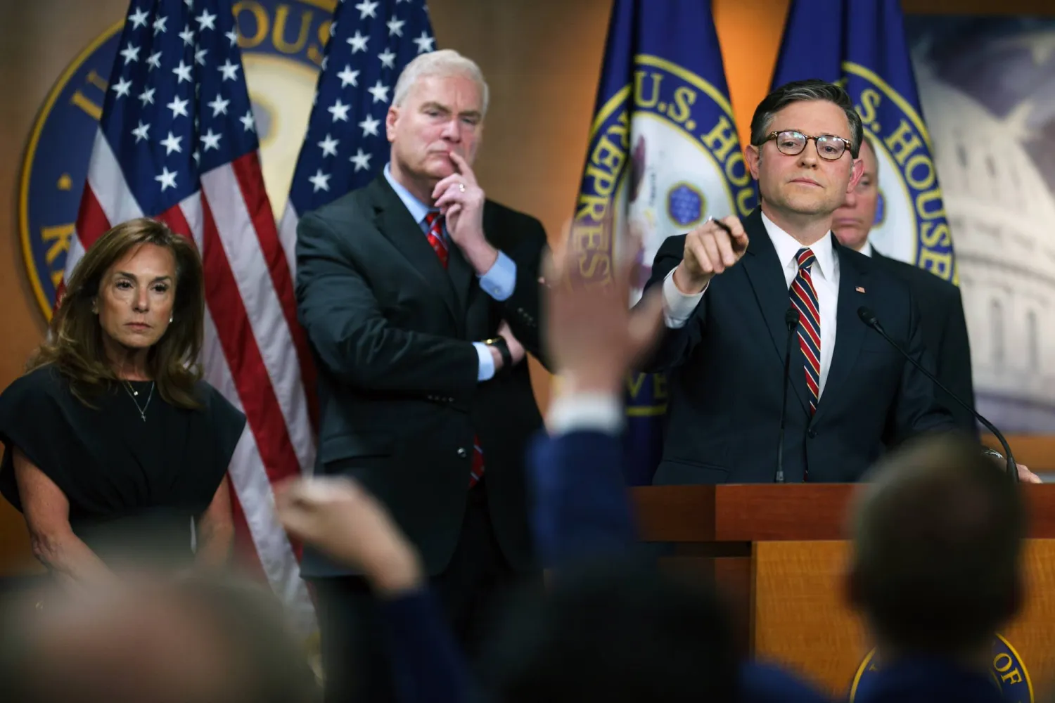 جانب من مؤتمر جونسون الصحافي في الكونغرس 8 أبريل (إ.ب.أ)